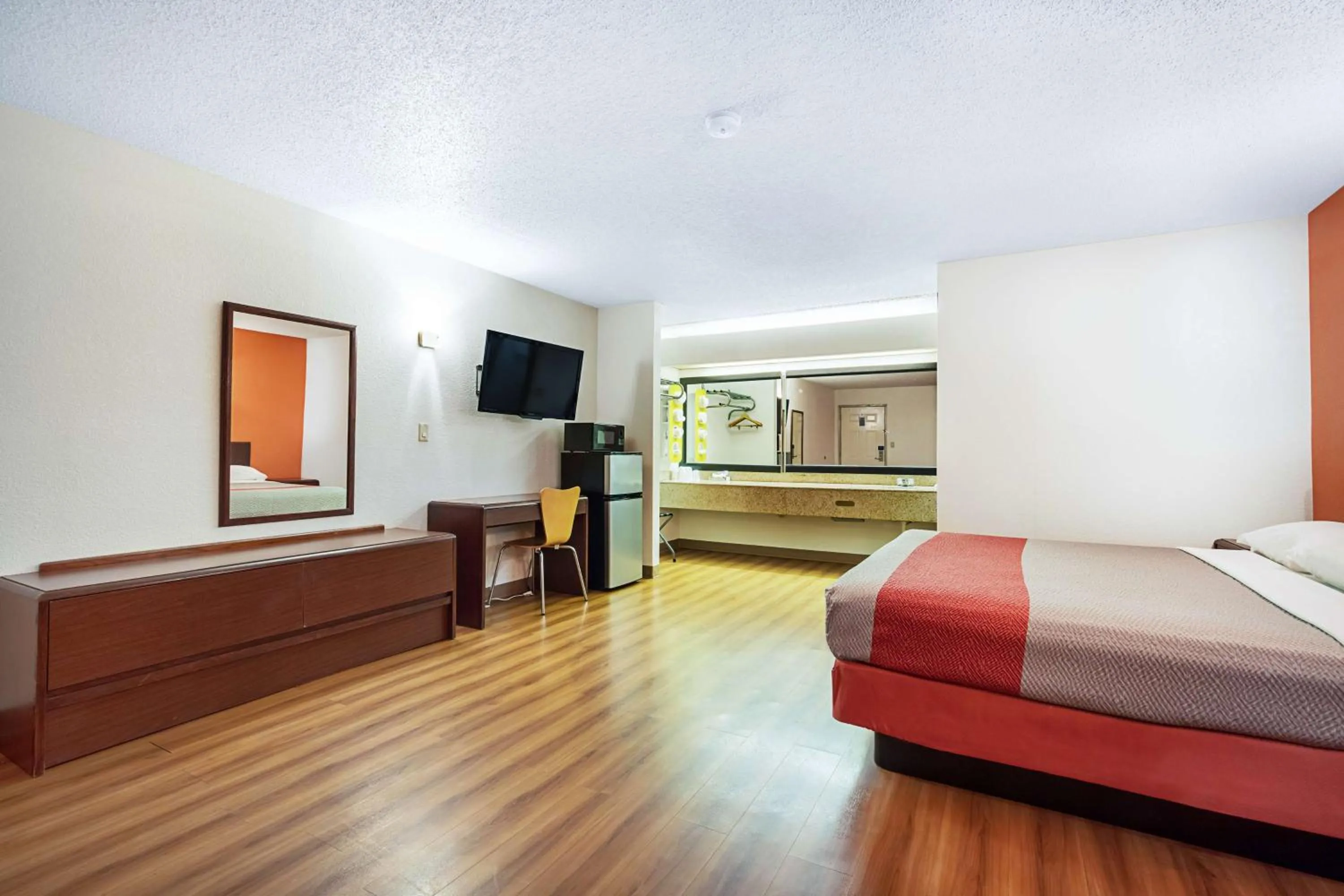 TV and multimedia, Bed in Motel 6-Covington, TN