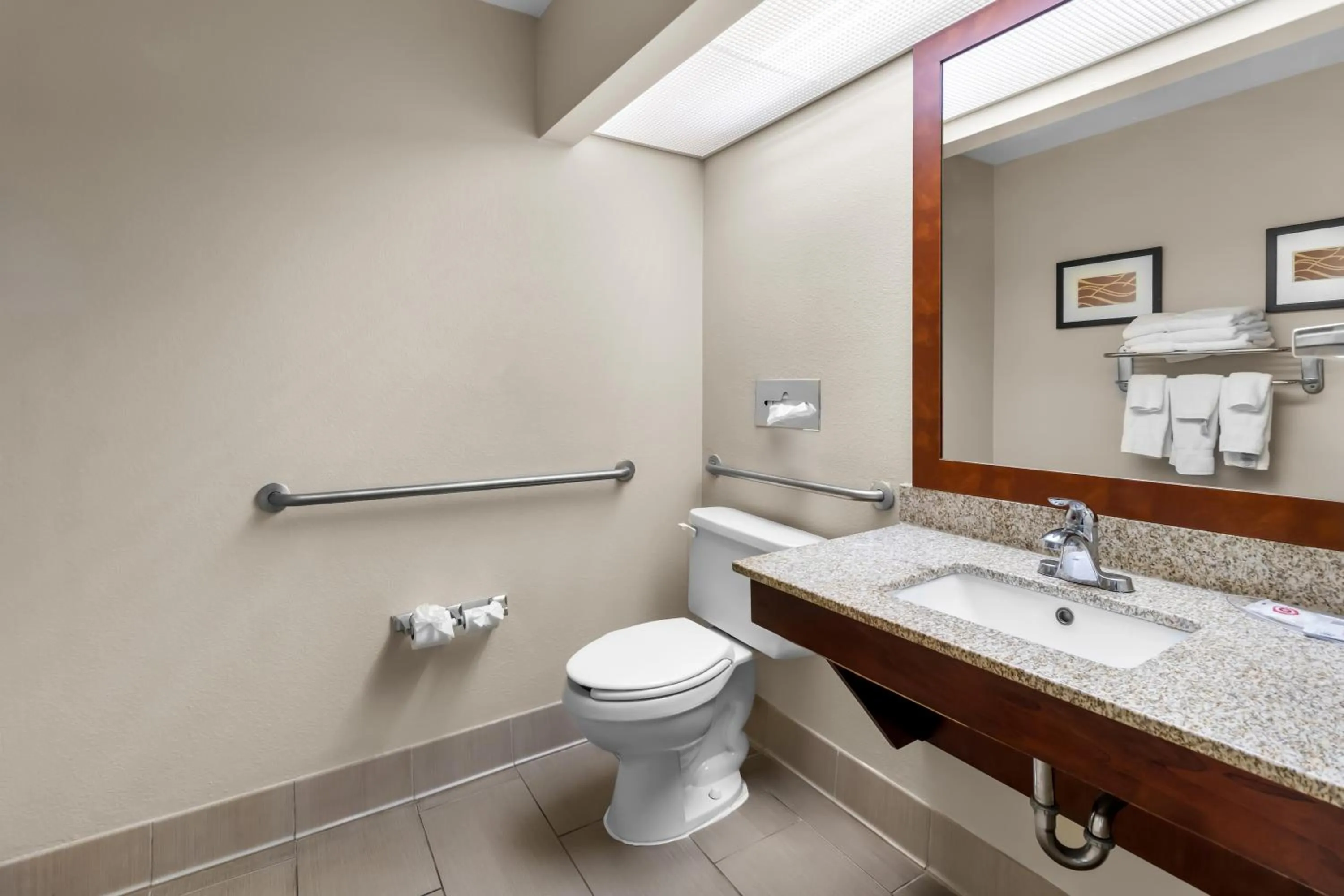 Bathroom in Comfort Suites Goodlettsville Rivergate