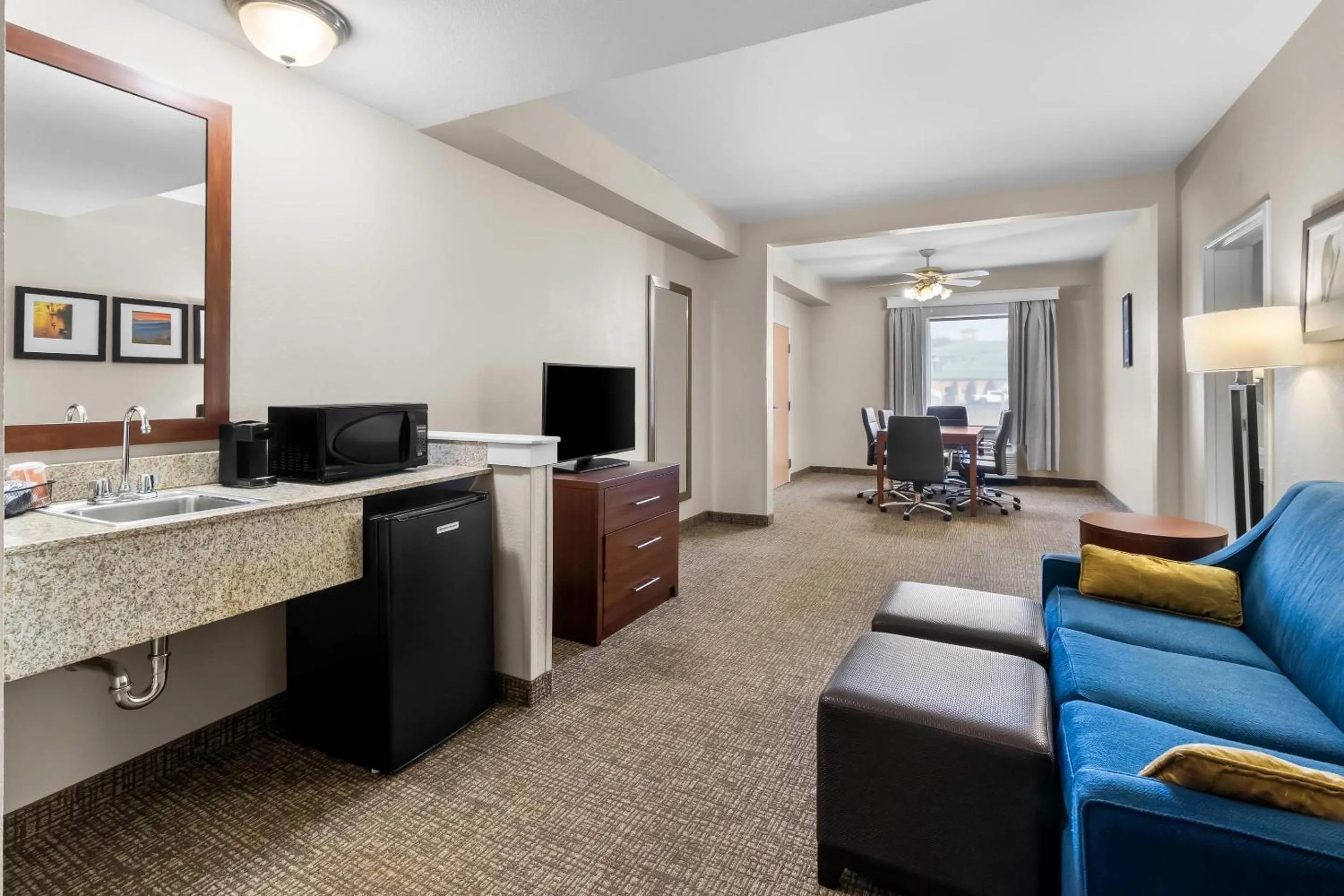 Bedroom in Comfort Suites Goodlettsville Rivergate