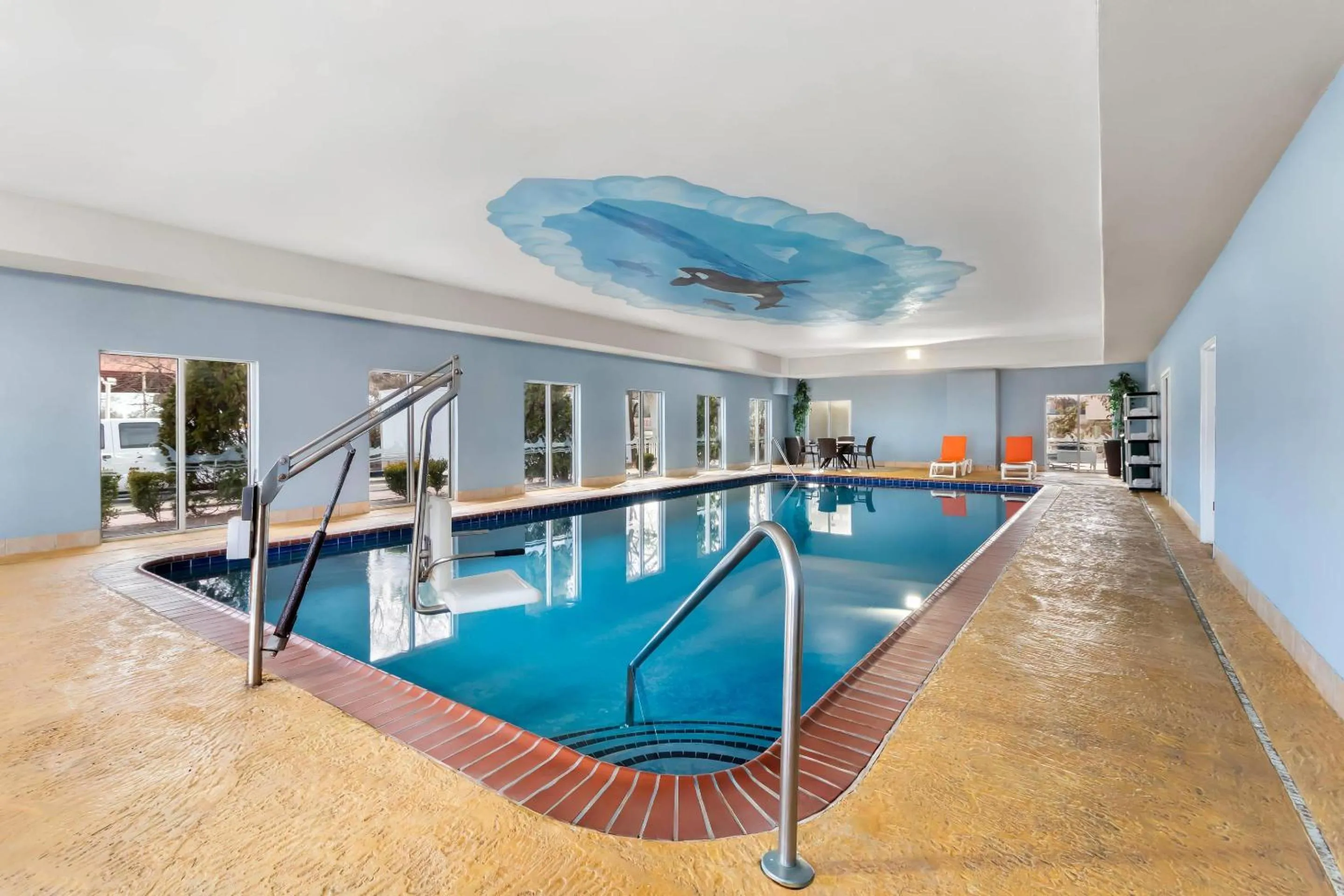 Swimming pool in Comfort Suites Goodlettsville Rivergate