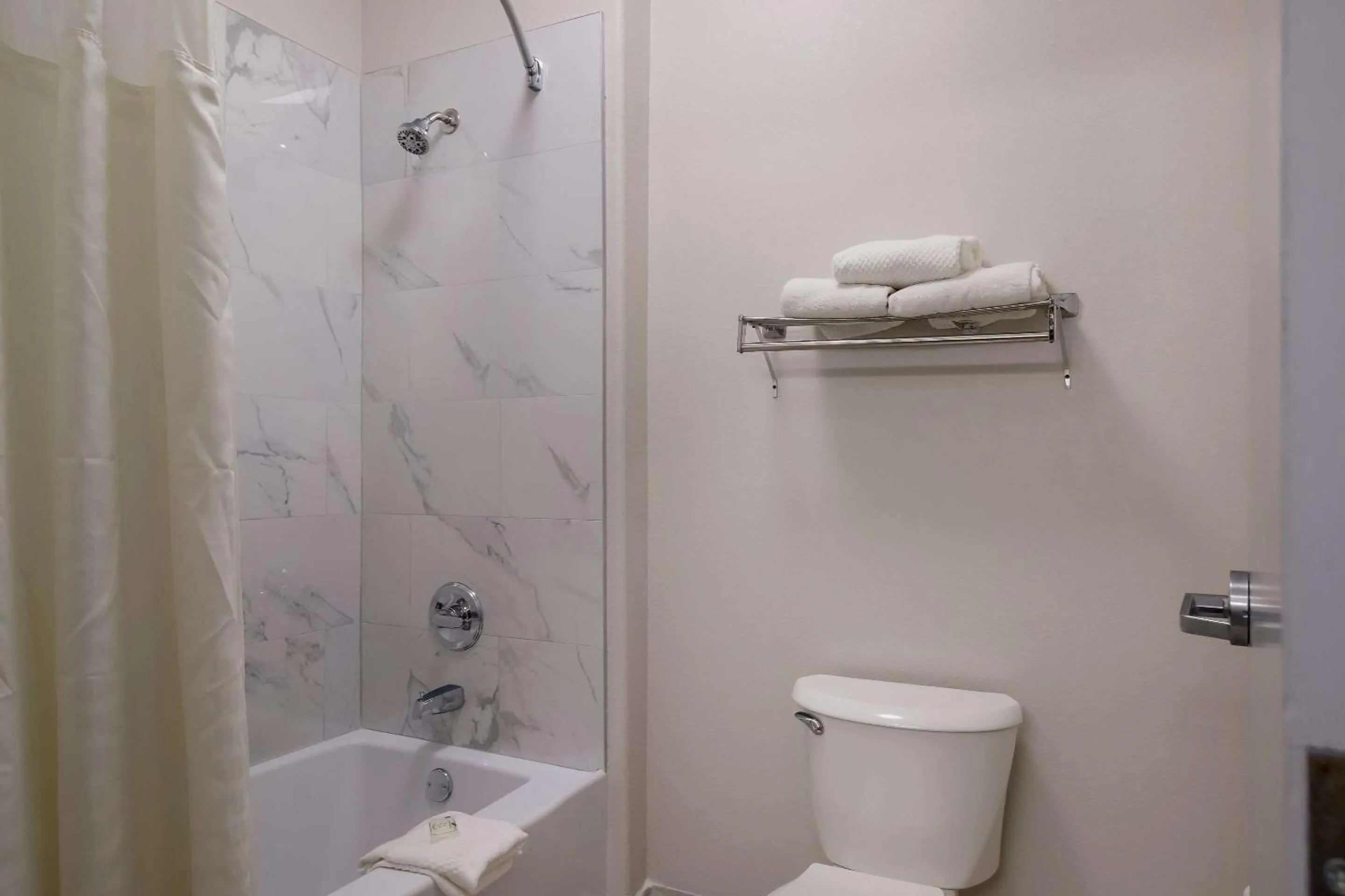 Bedroom in Quality Inn Columbia I-65