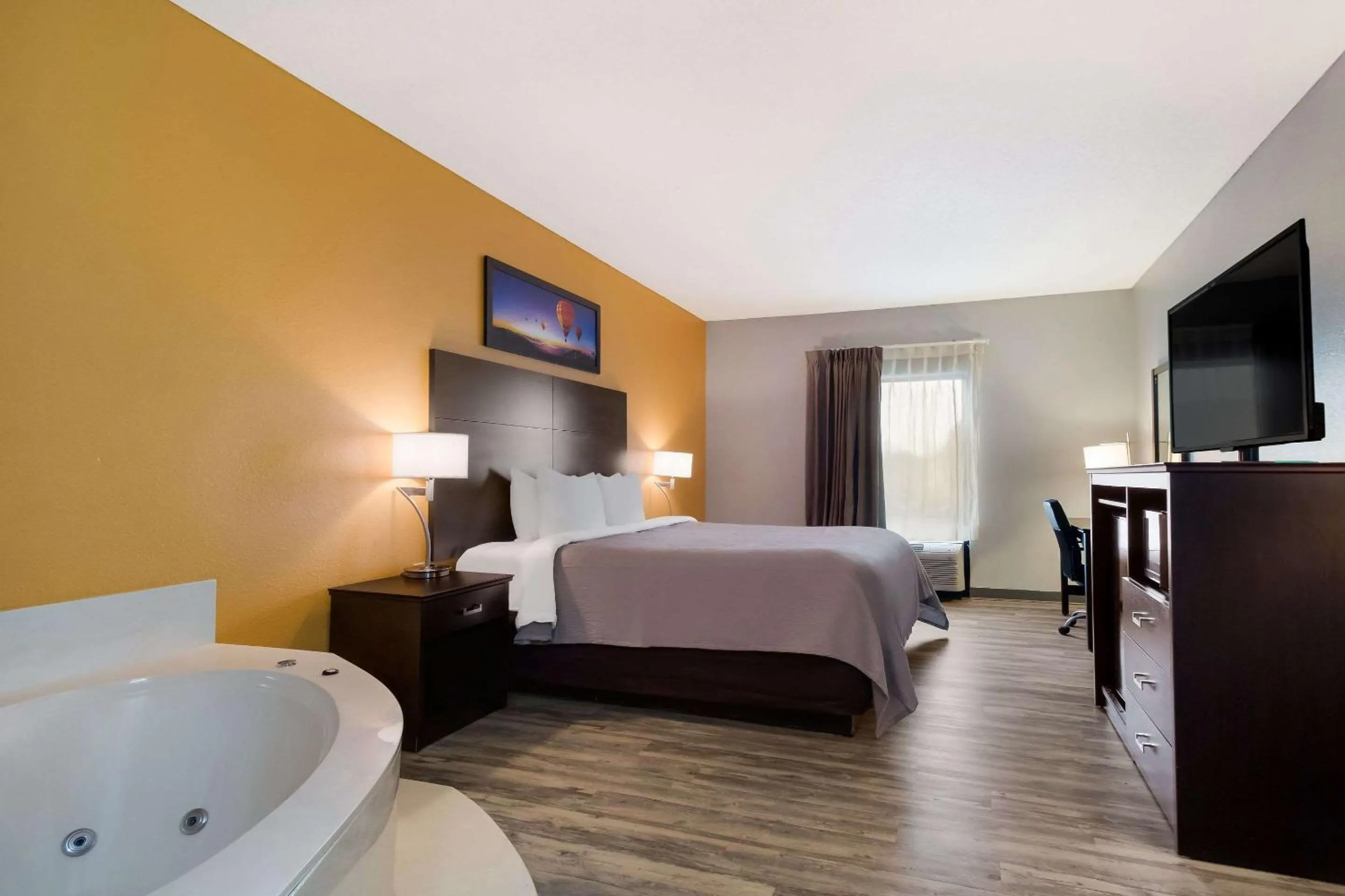 Bedroom in Quality Inn Columbia I-65