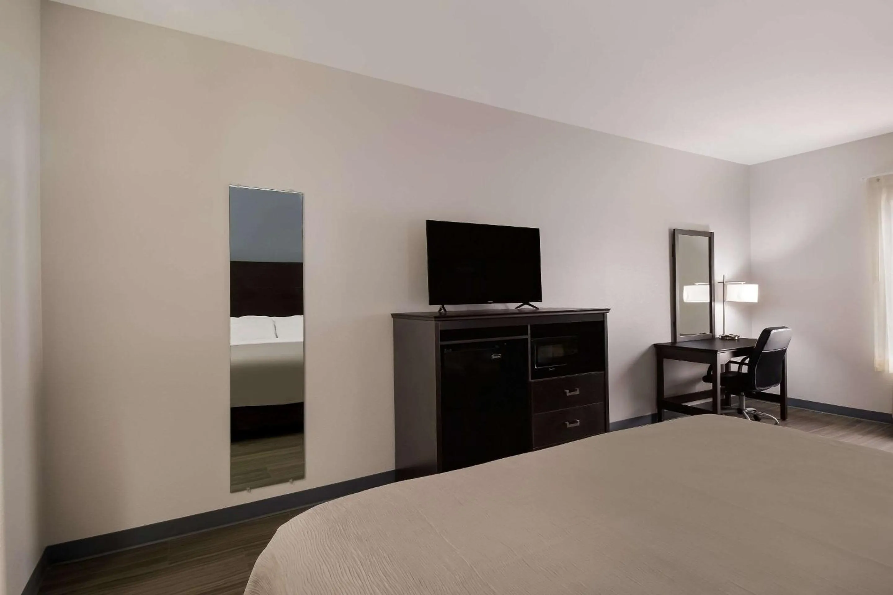 Bedroom in Quality Inn Columbia I-65