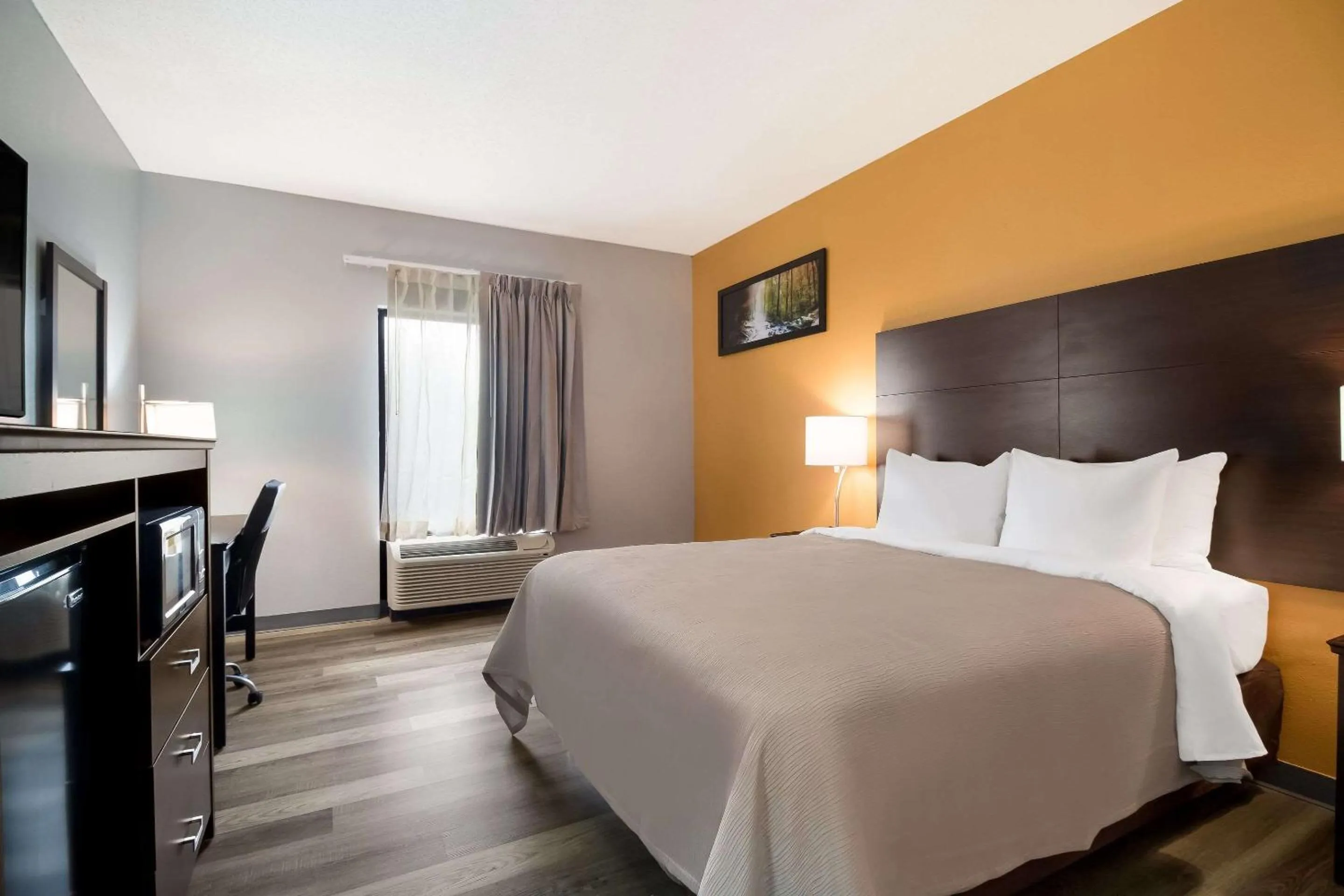 Bedroom in Quality Inn Columbia I-65