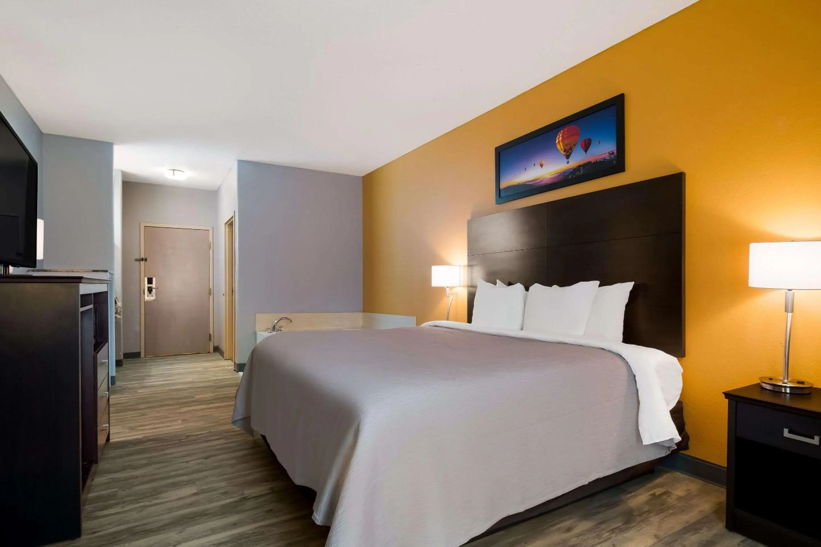 Bedroom in Quality Inn Columbia I-65