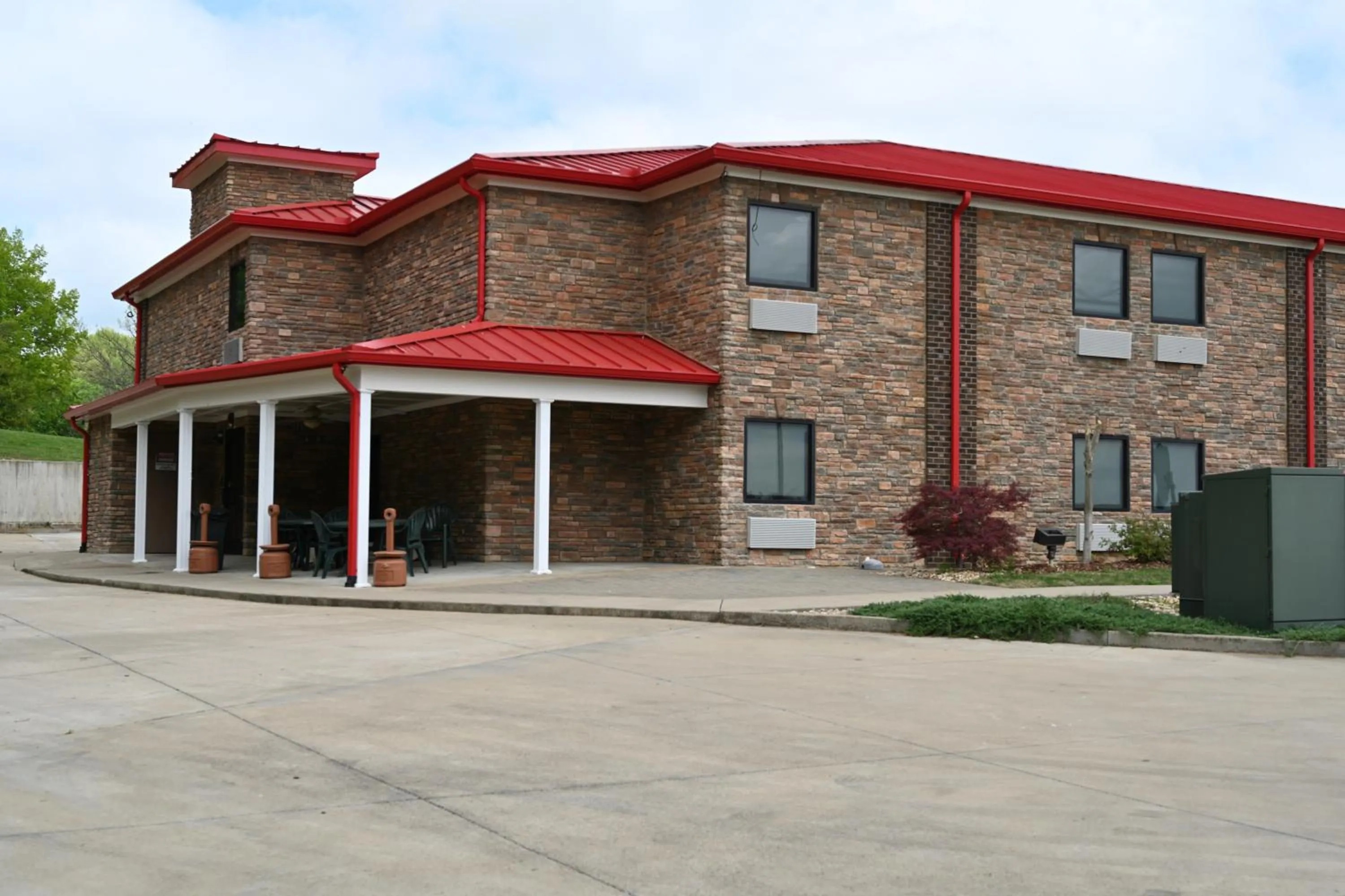 Property Building in Giles Hotel Inn and Suites