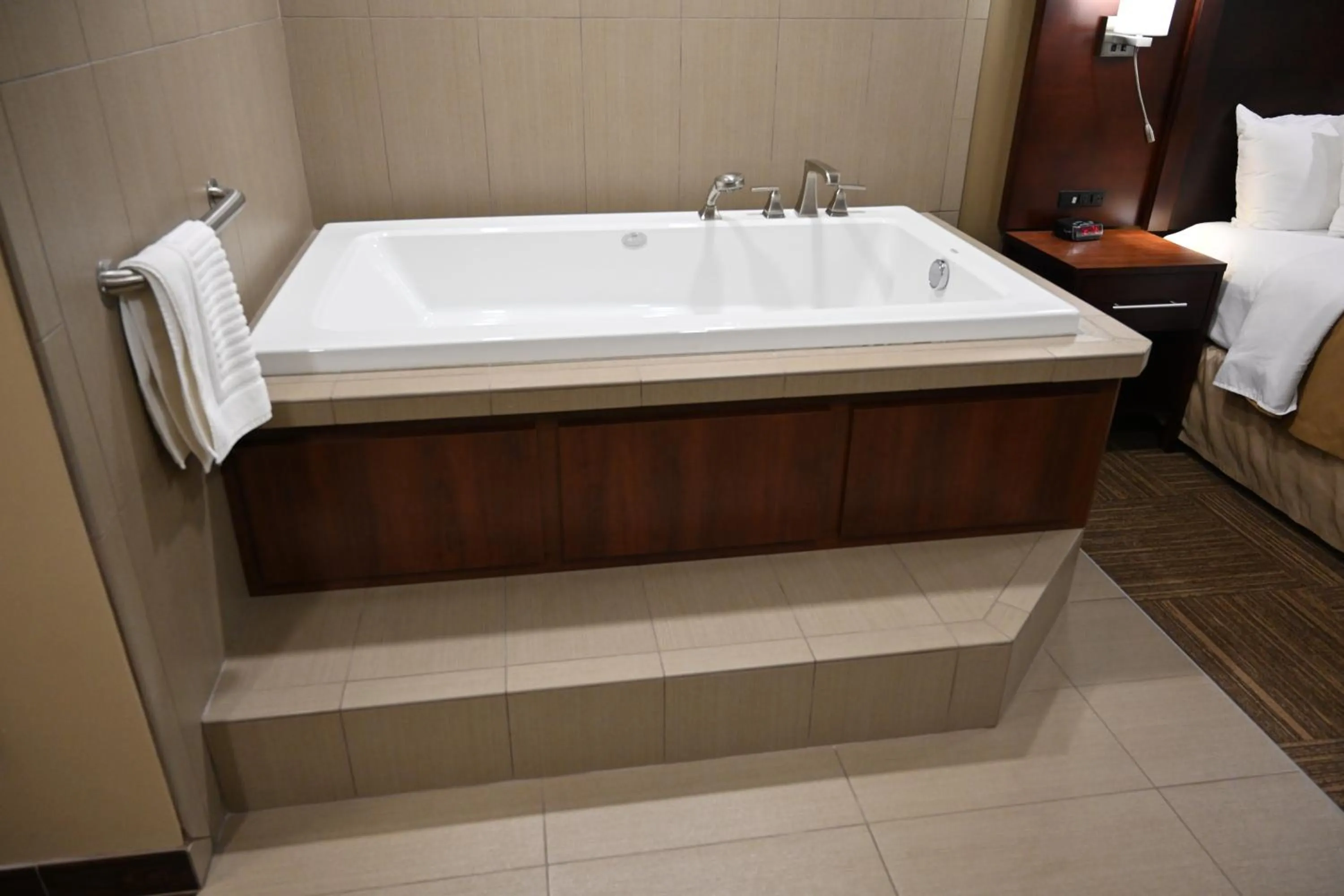 Hot Tub, Bathroom in Giles Hotel Inn and Suites