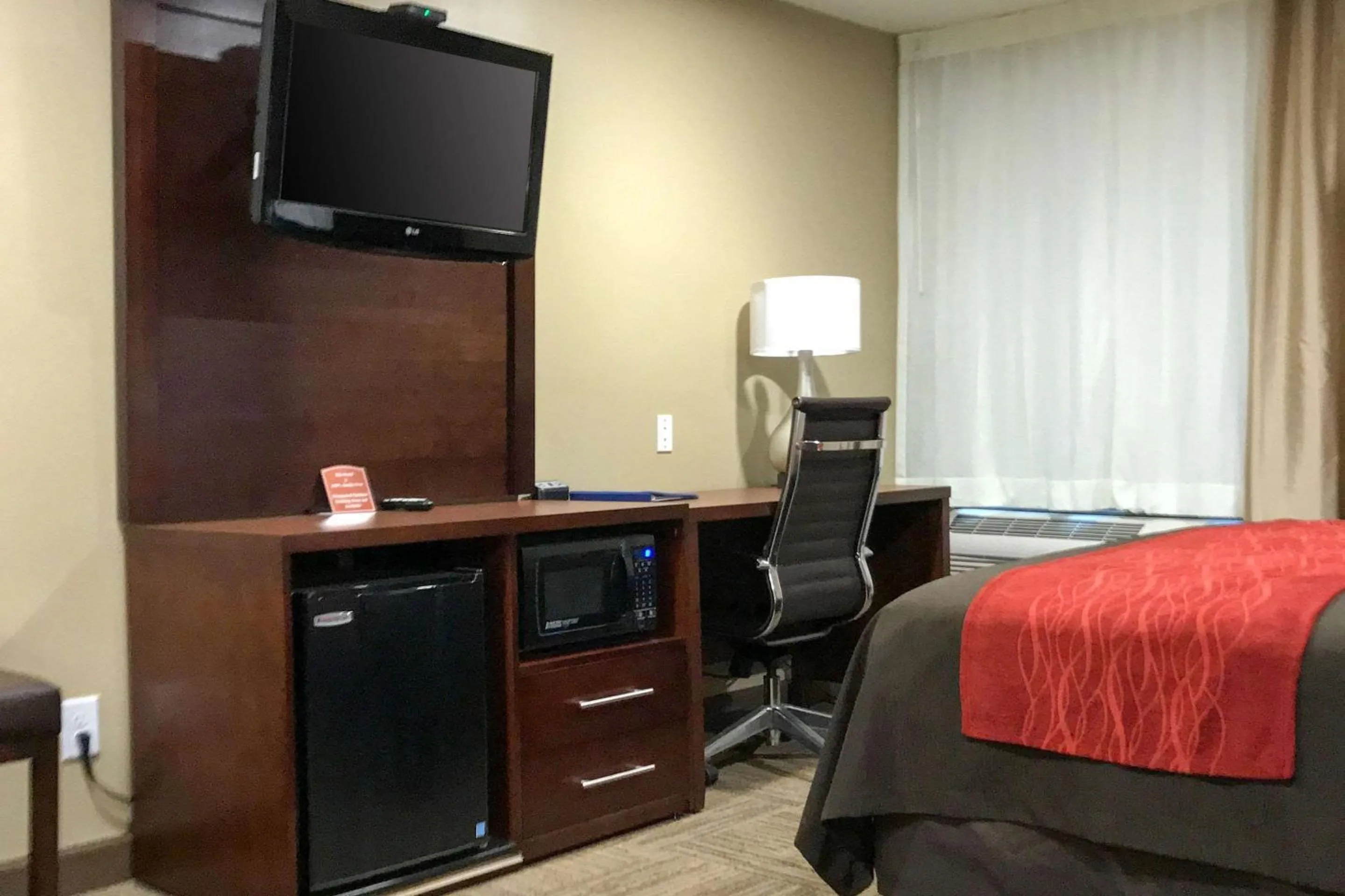 Photo of the whole room, TV/Entertainment Center in Giles Hotel Inn and Suites