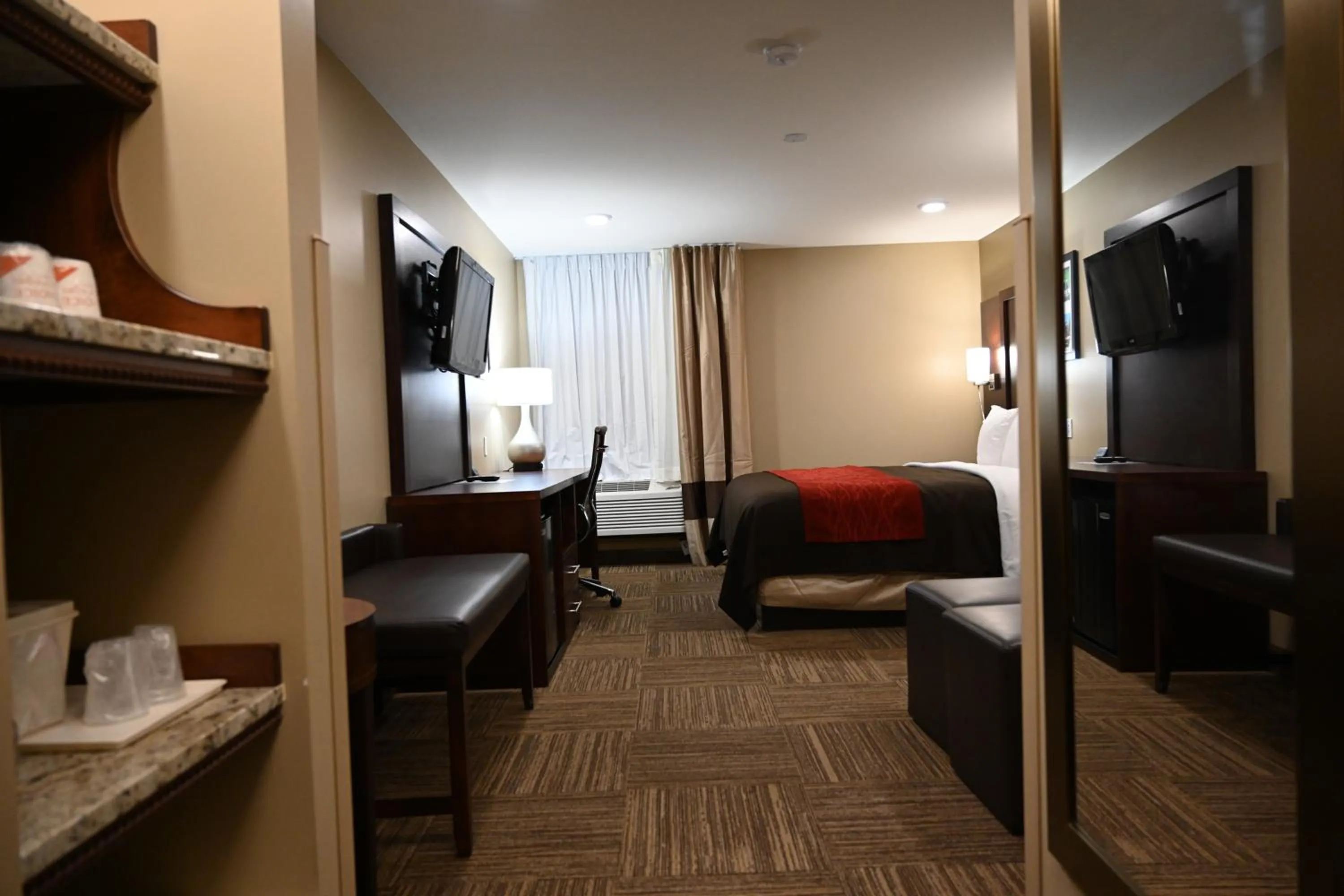 Bedroom, TV/Entertainment Center in Giles Hotel Inn and Suites