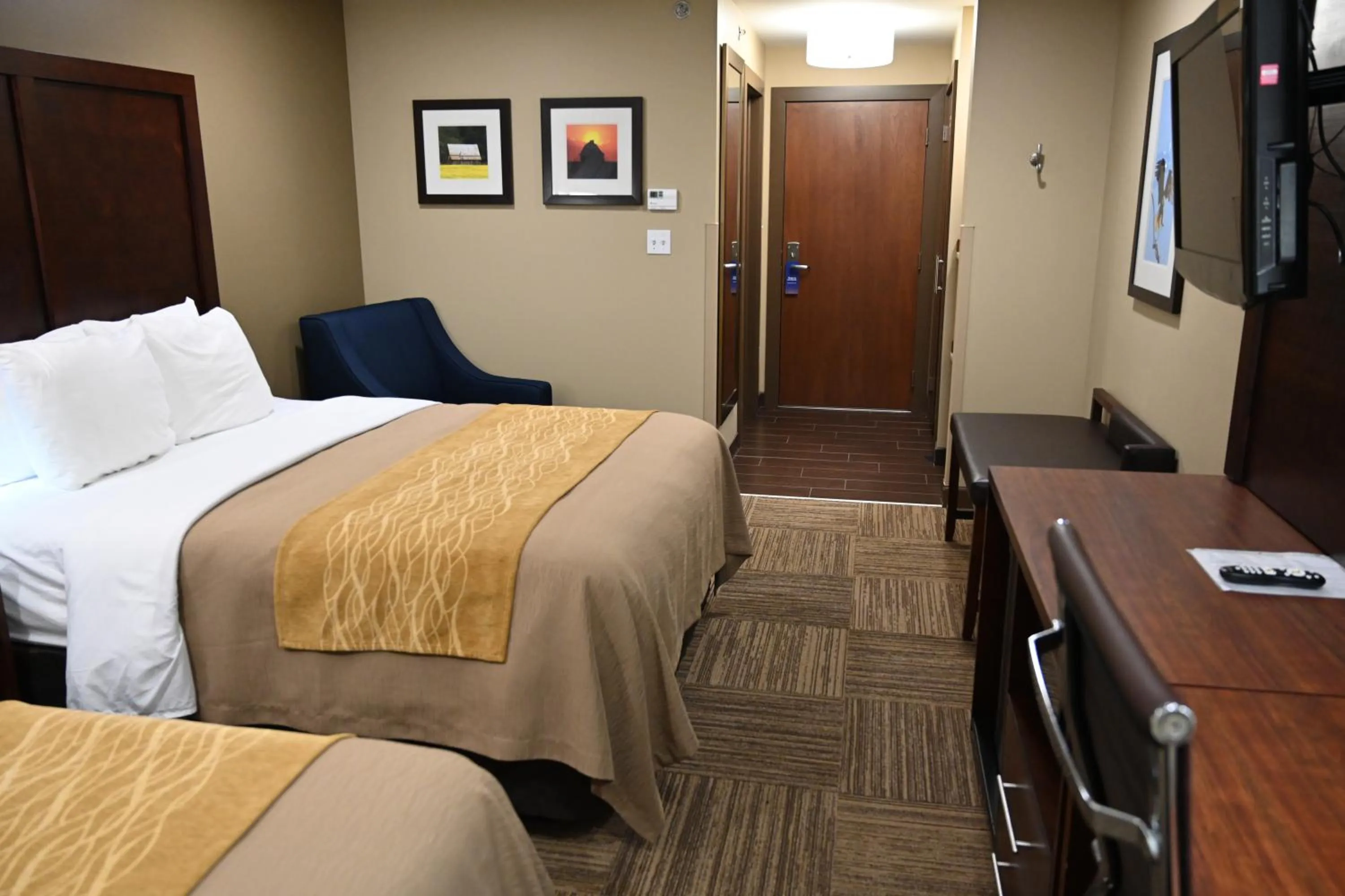 Bed in Giles Hotel Inn and Suites