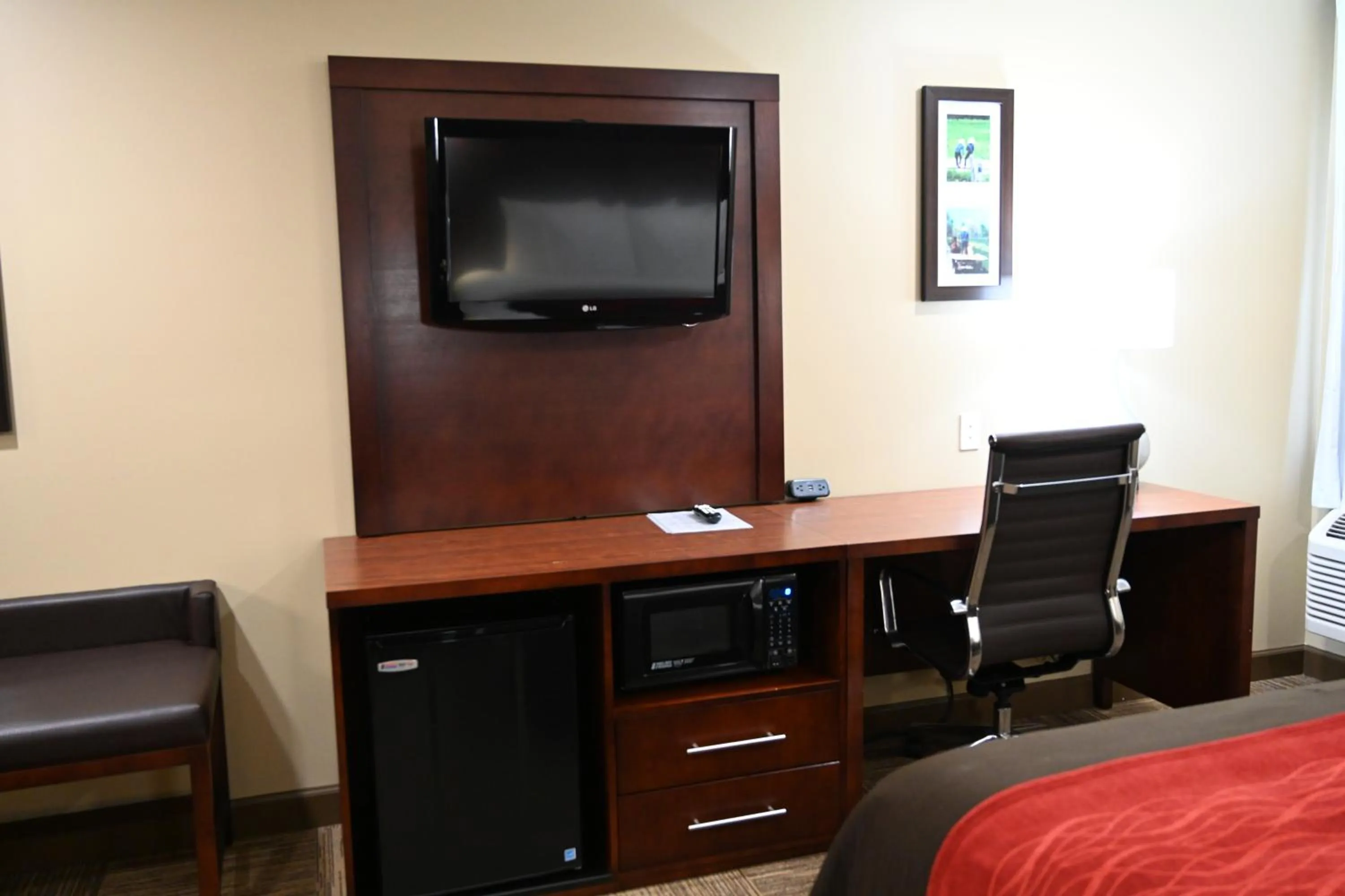 TV and multimedia, TV/Entertainment Center in Giles Hotel Inn and Suites