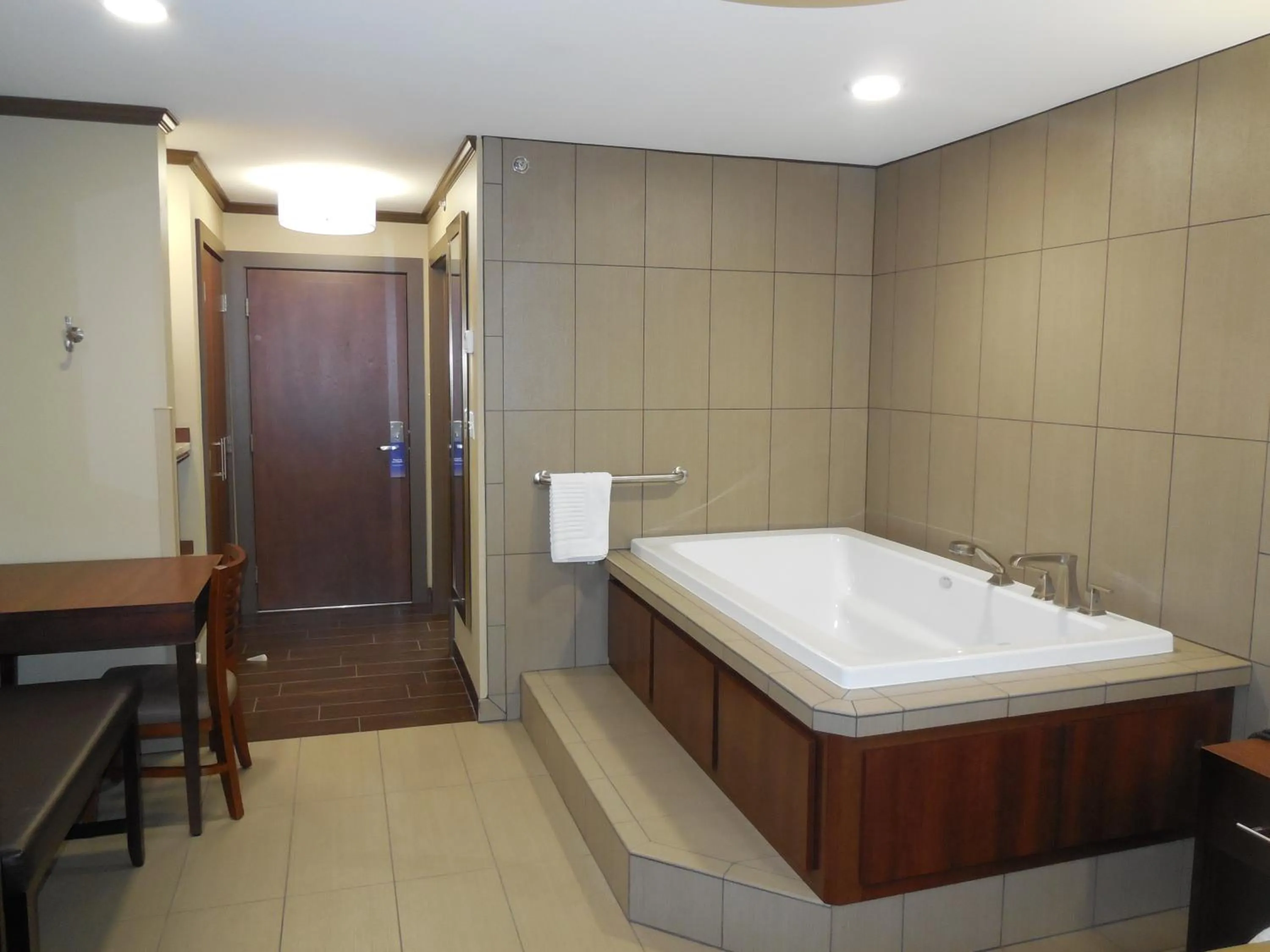 Hot Tub, Bathroom in Giles Hotel Inn and Suites