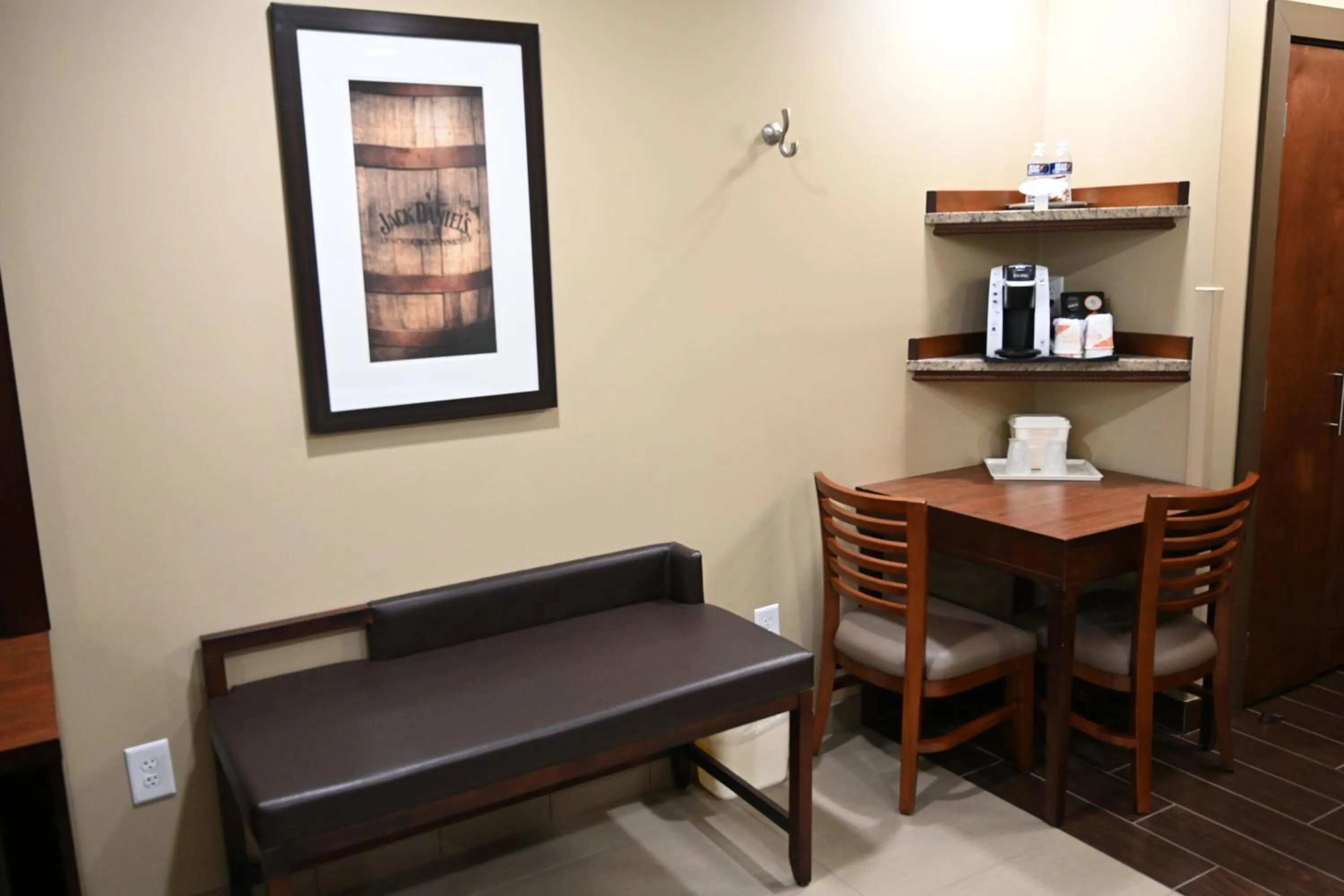 Living room, Seating Area in Giles Hotel Inn and Suites