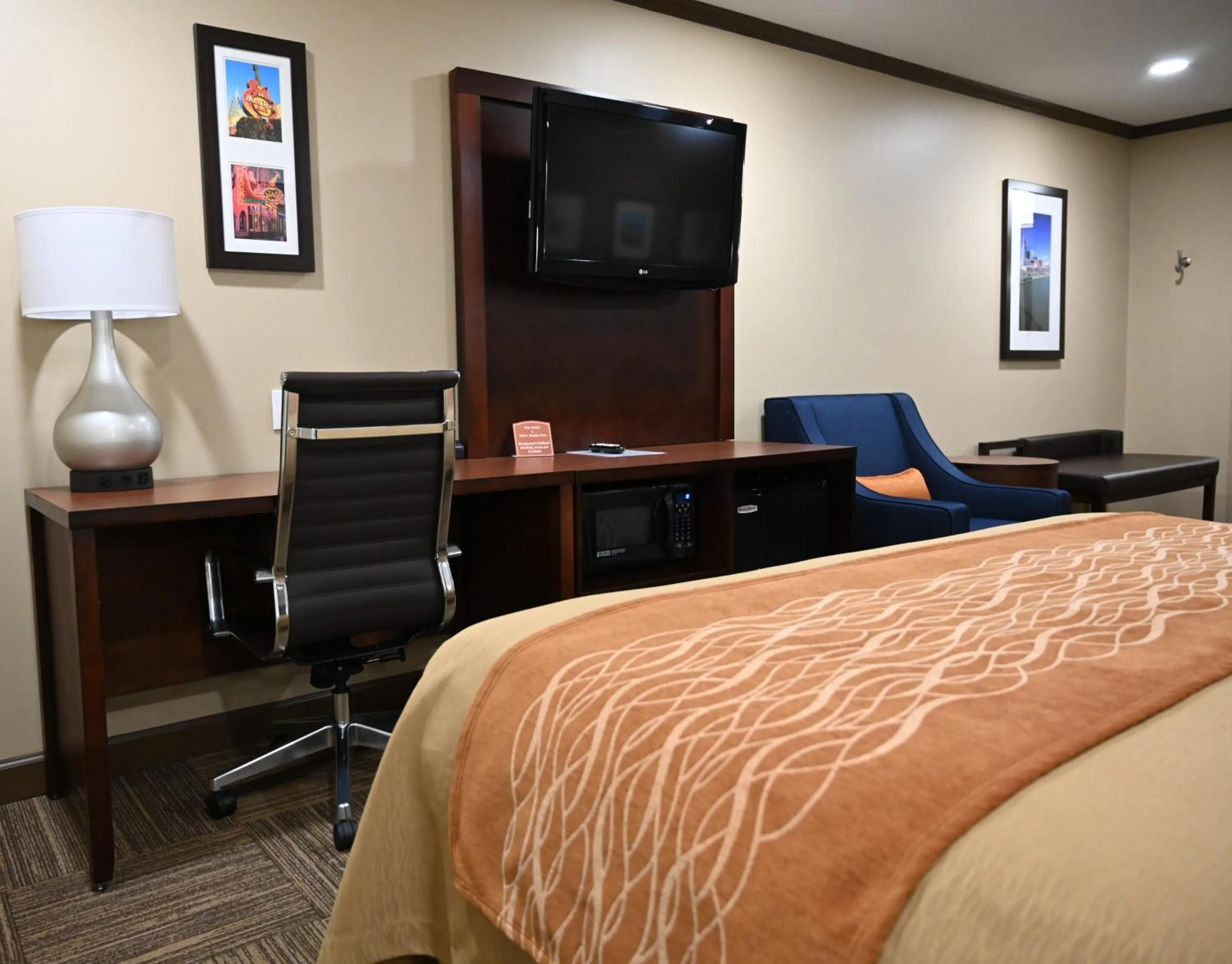 Communal lounge/ TV room, TV/Entertainment Center in Giles Hotel Inn and Suites