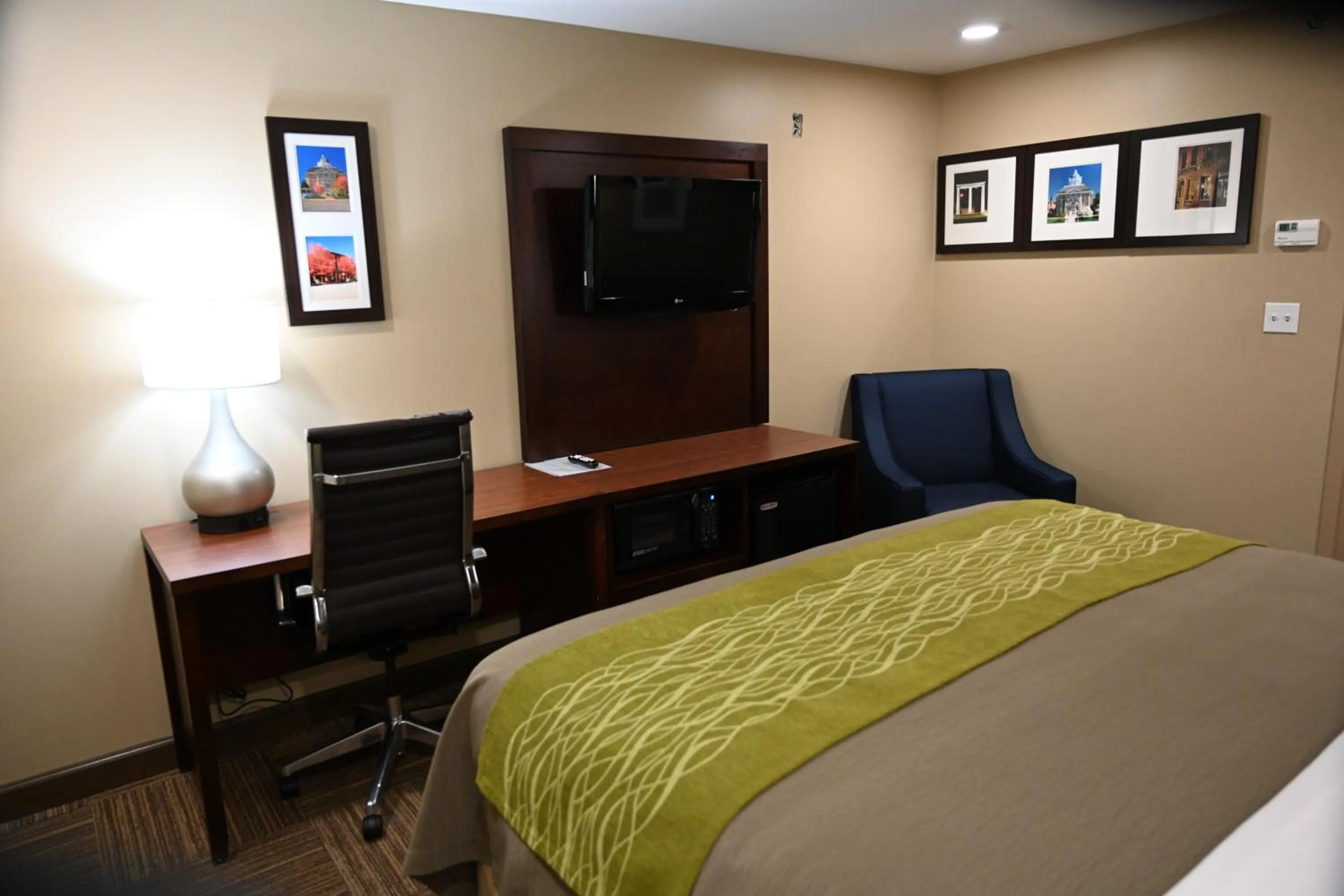 Bedroom, TV/Entertainment Center in Giles Hotel Inn and Suites