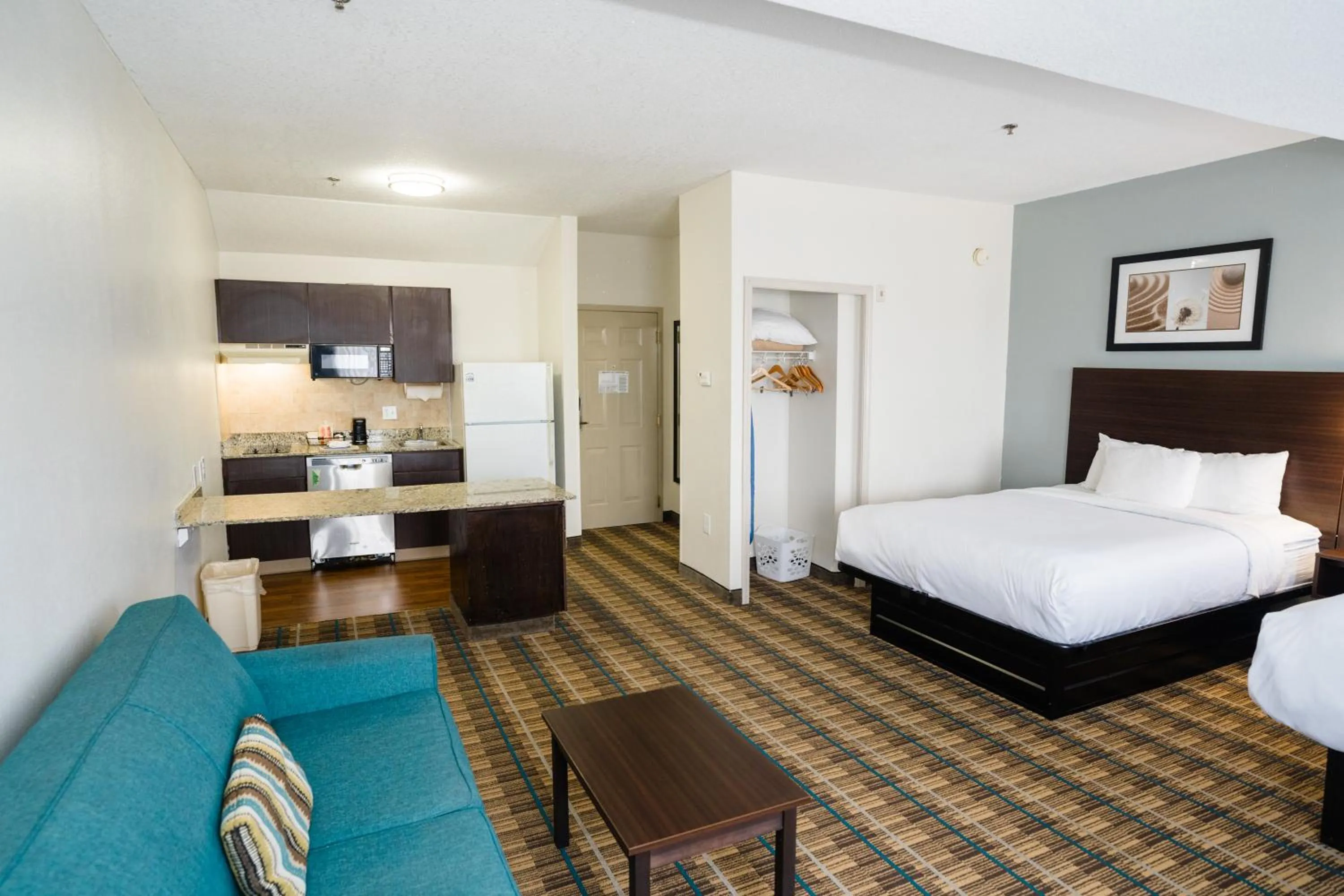 Bedroom, Bed in MainStay Suites Knoxville Airport