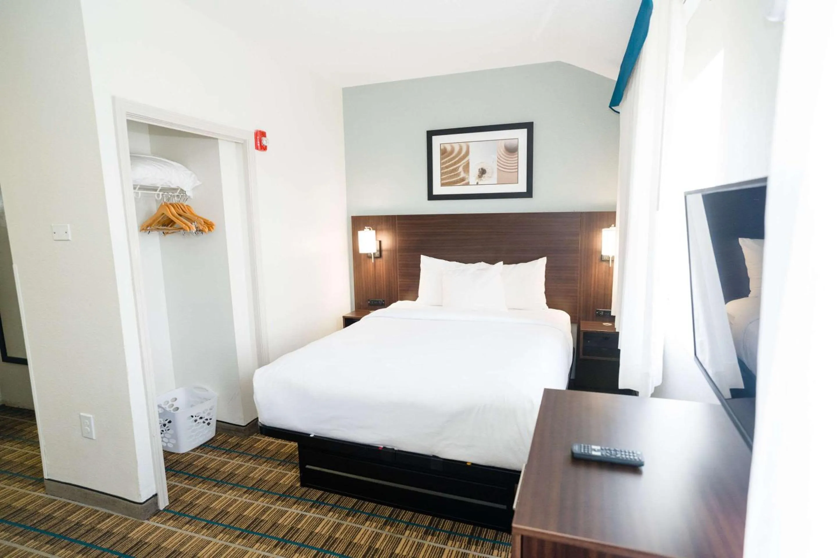 Bedroom, Bed in MainStay Suites Knoxville Airport