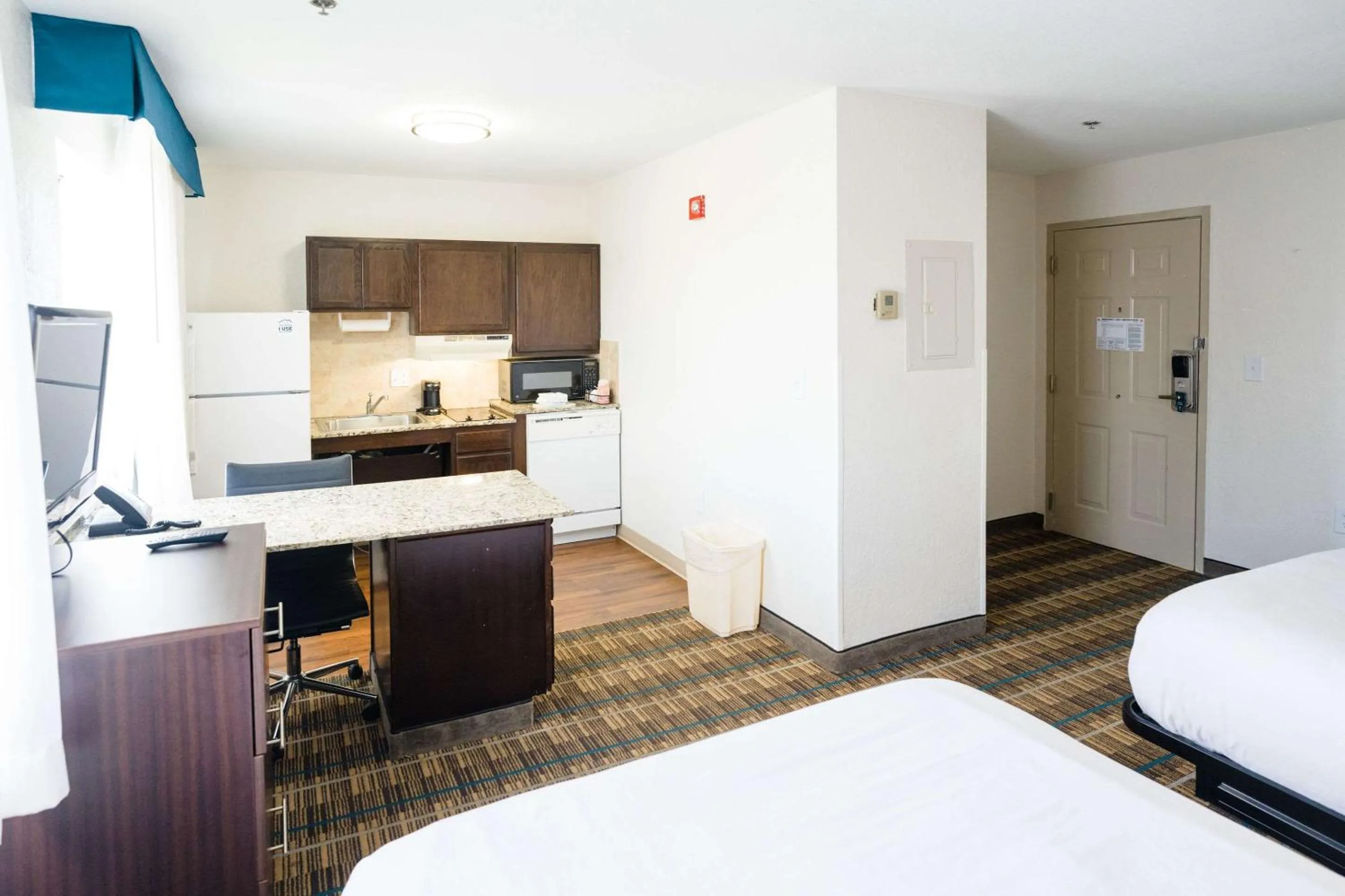 Bedroom, Bed in MainStay Suites Knoxville Airport