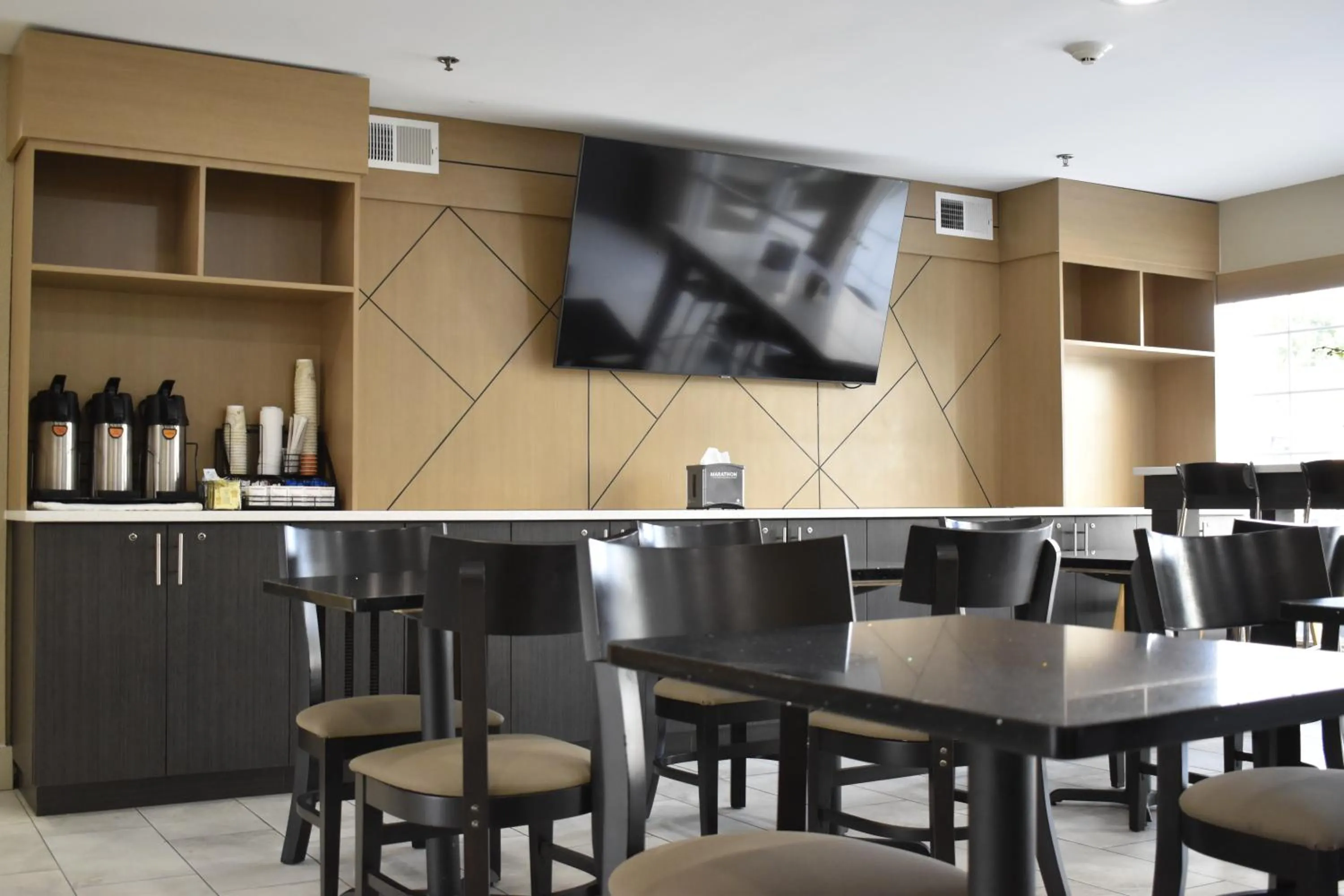 Dining area in MainStay Suites Knoxville Airport
