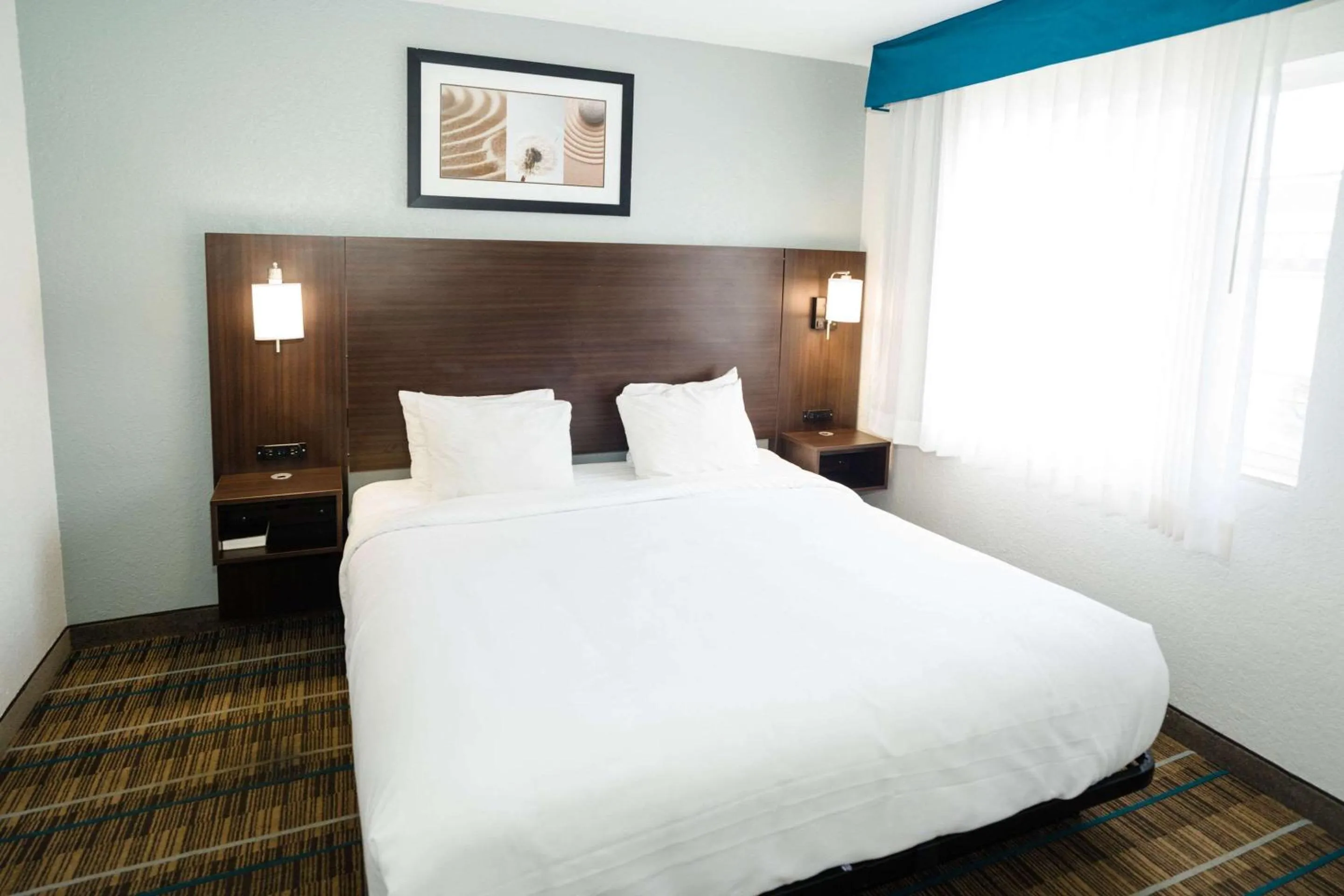 Bedroom, Bed in MainStay Suites Knoxville Airport