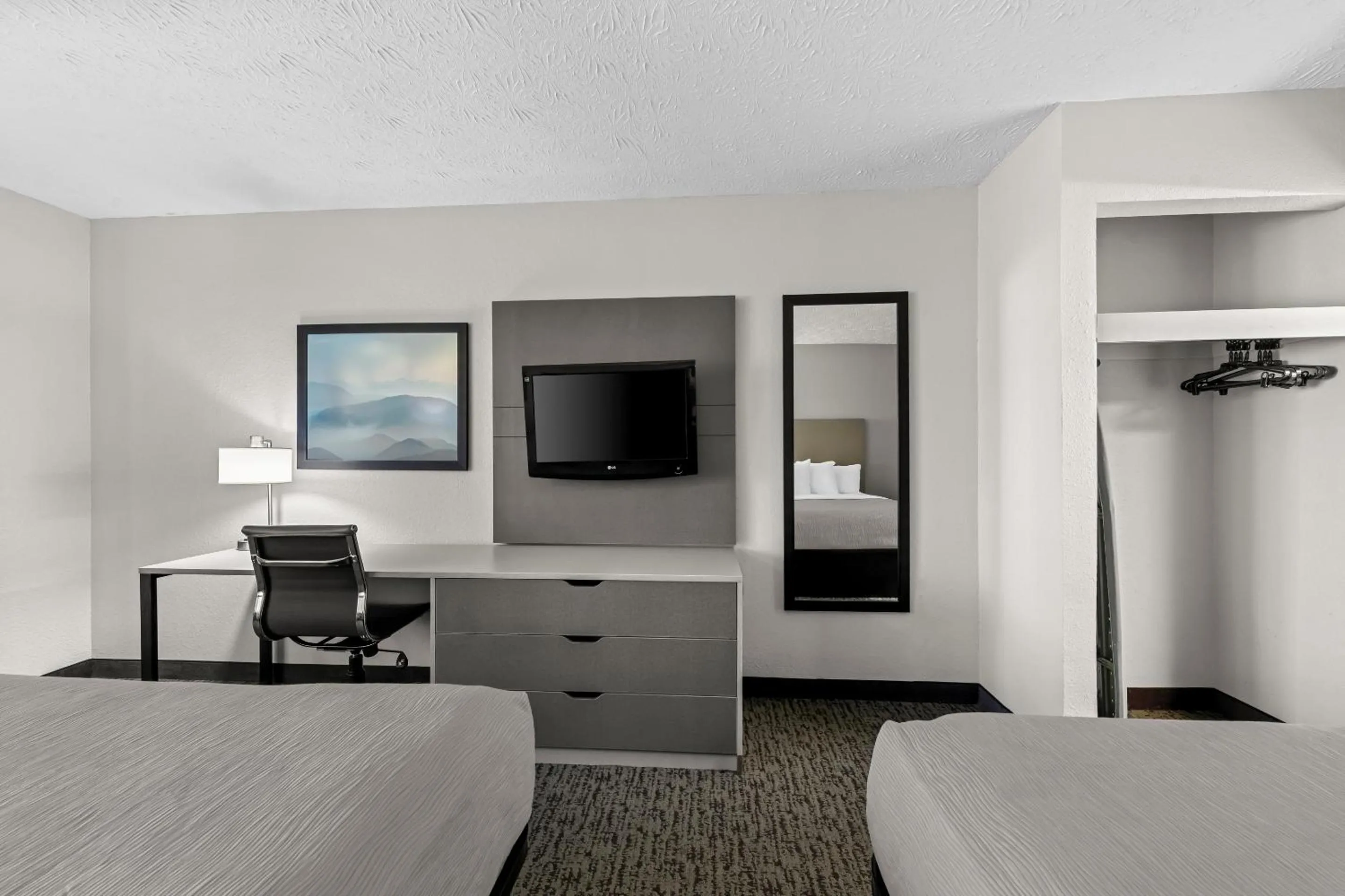Bedroom, Bed in Quality Inn & Suites at Dollywood Lane