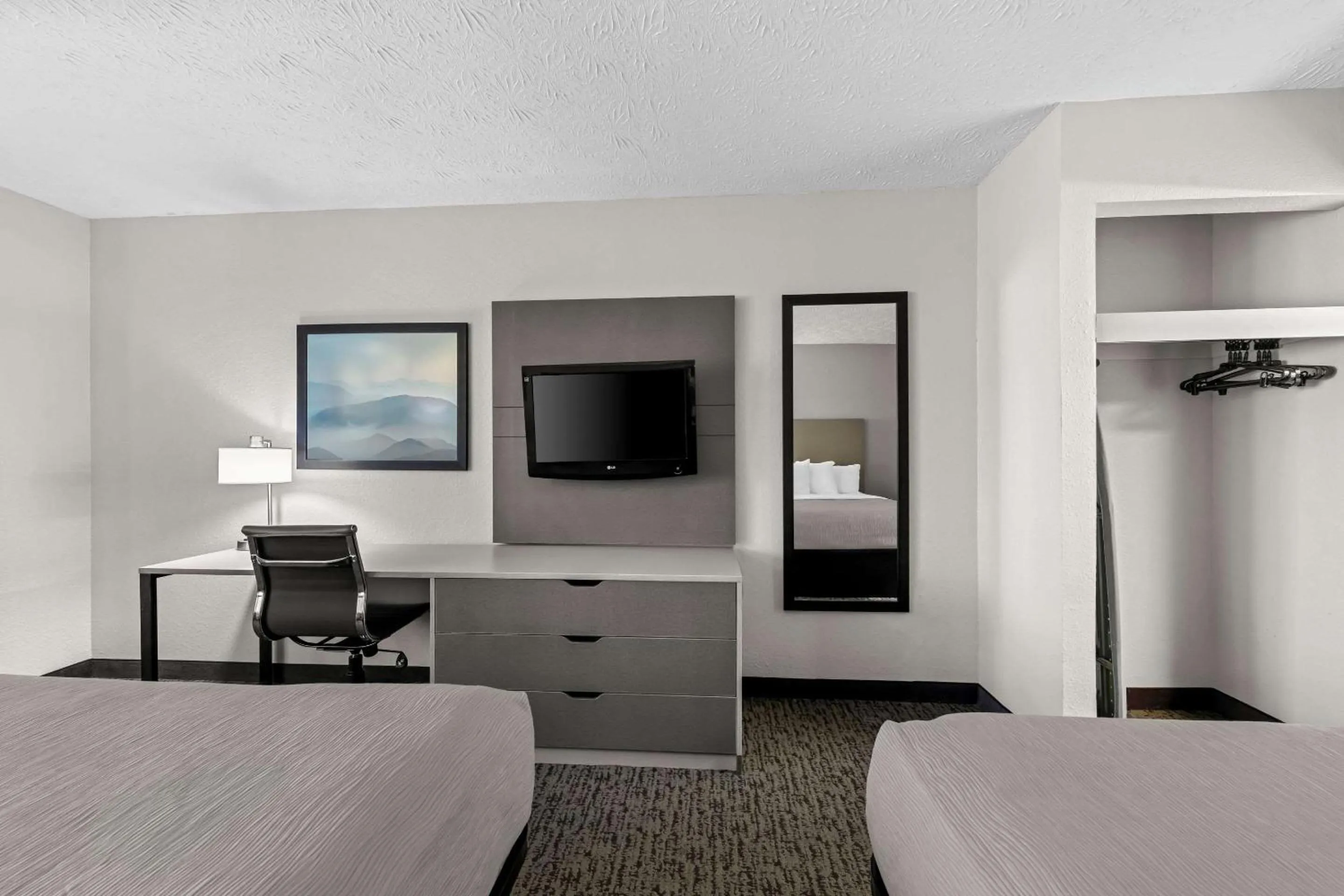 Bedroom, Bed in Quality Inn & Suites at Dollywood Lane