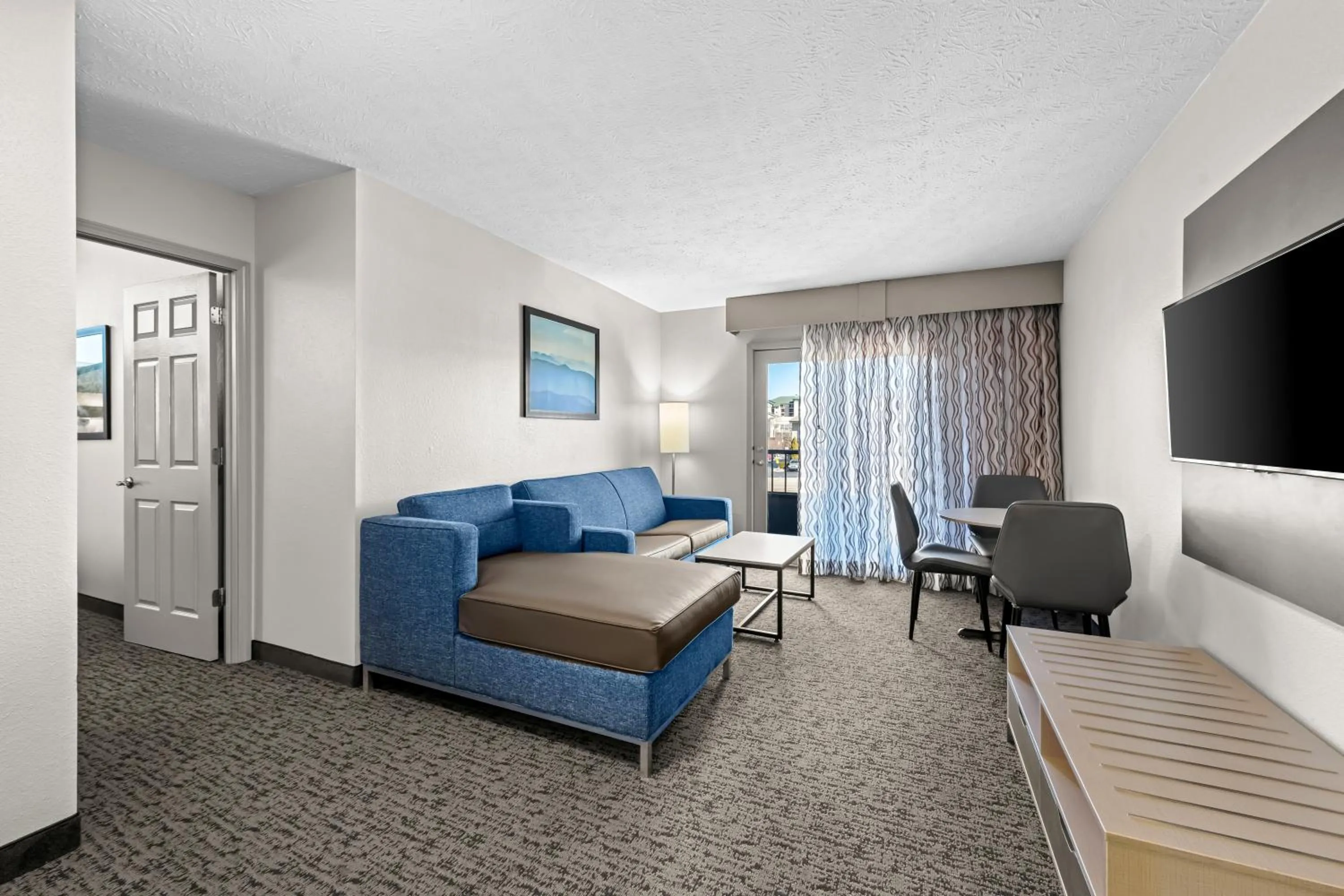 Living room, Bed in Quality Inn & Suites at Dollywood Lane