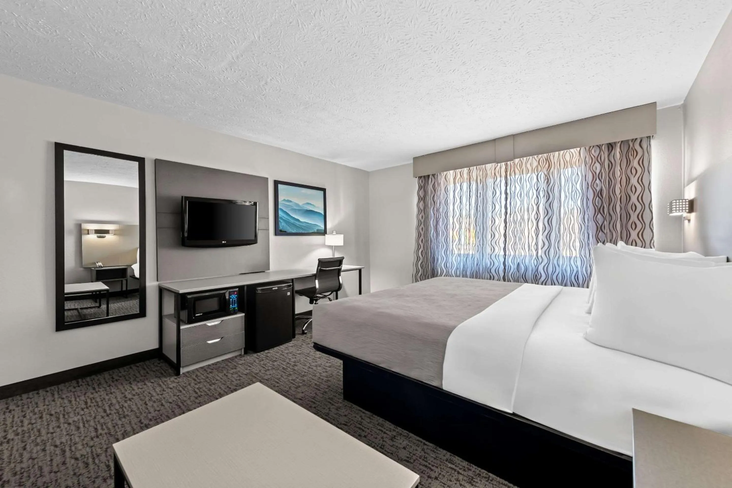 Bedroom, Bed in Quality Inn & Suites at Dollywood Lane