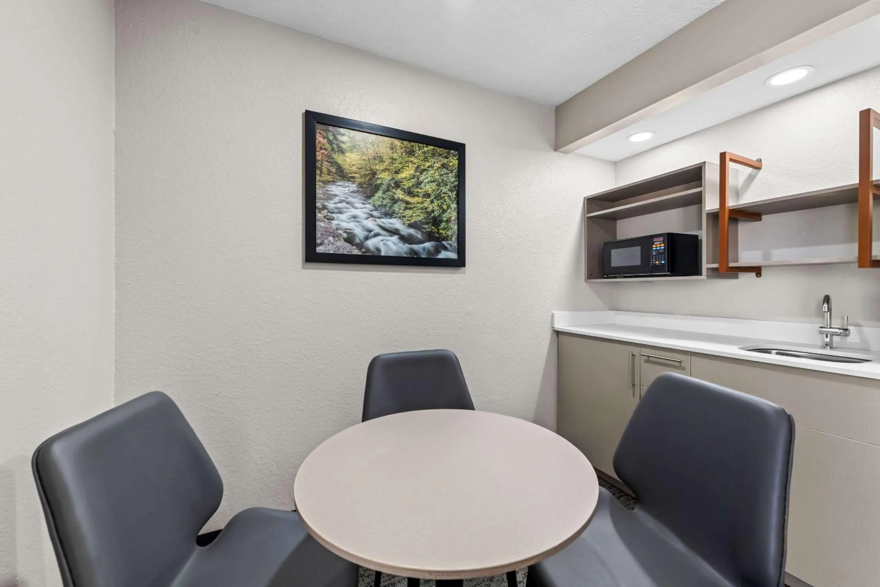 Bedroom in Quality Inn & Suites at Dollywood Lane