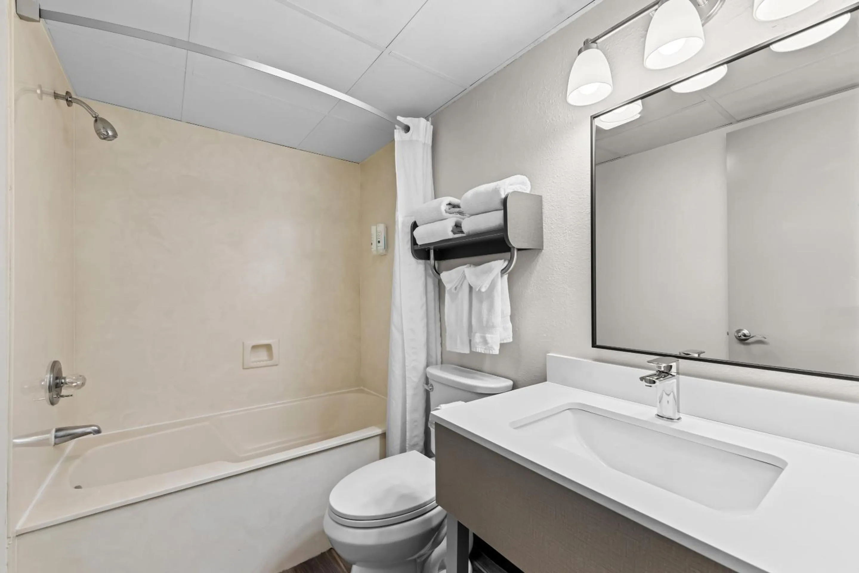 Bathroom in Quality Inn & Suites at Dollywood Lane