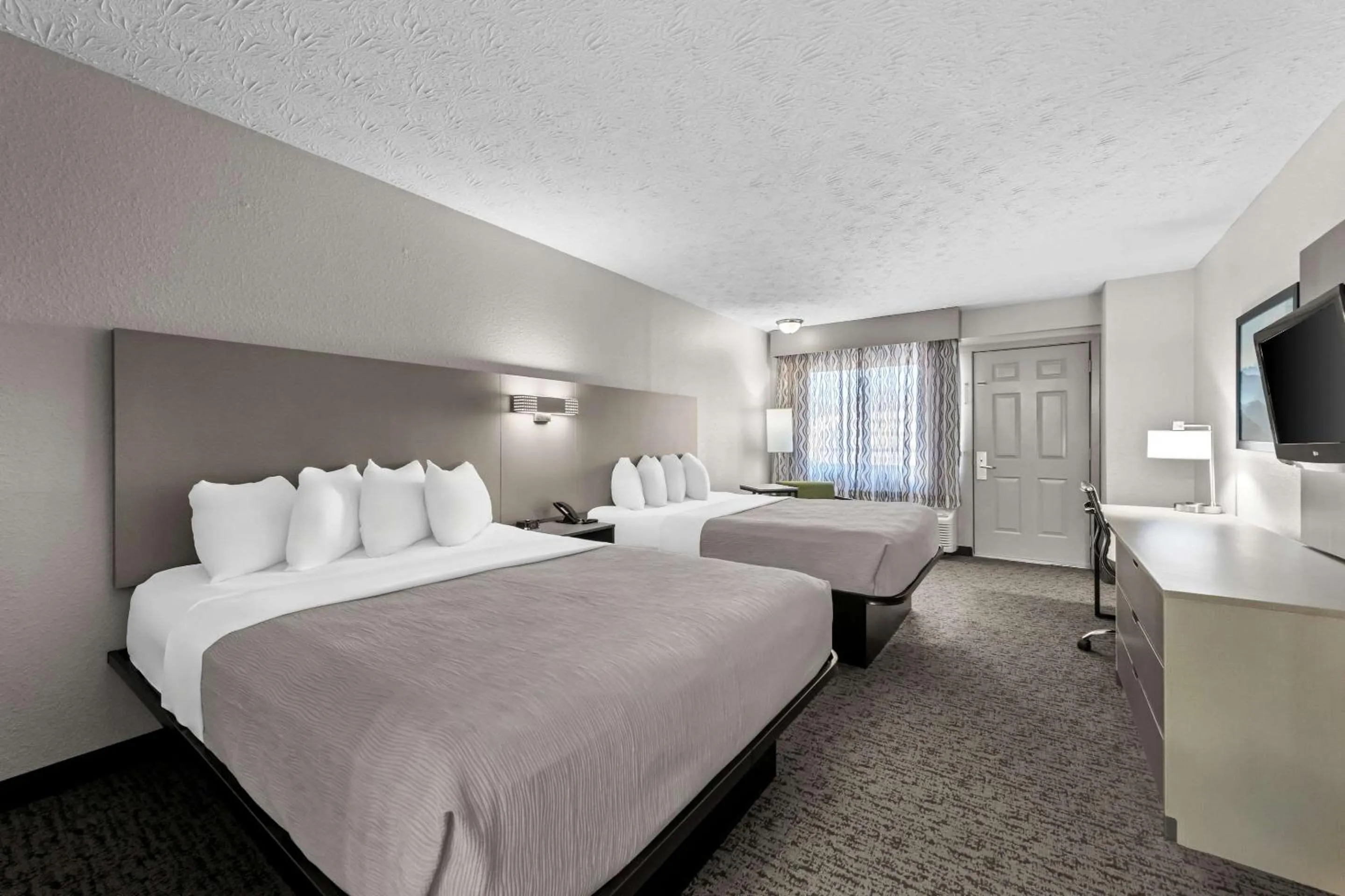 Bedroom, Bed in Quality Inn & Suites at Dollywood Lane