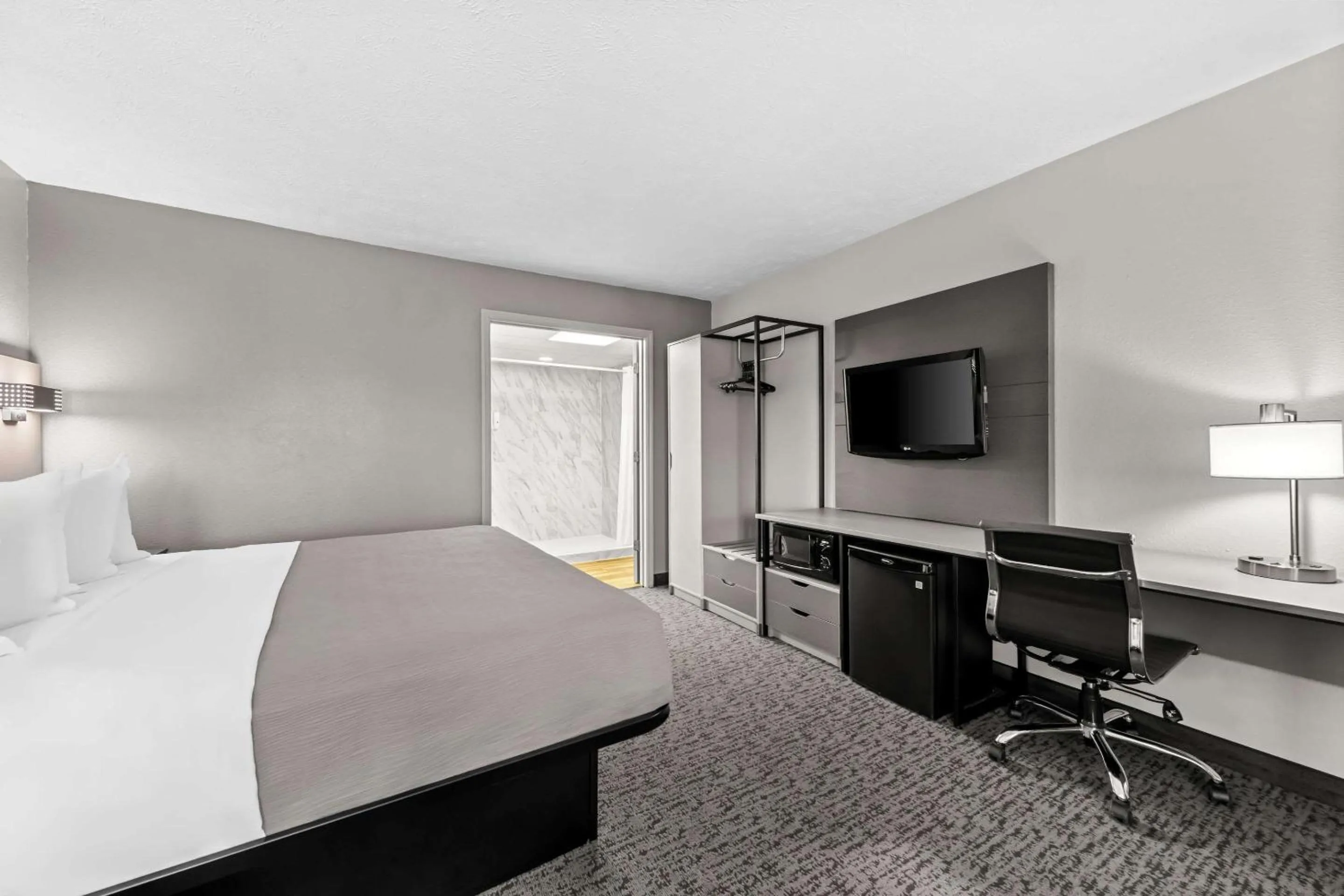Bedroom, Bed in Quality Inn & Suites at Dollywood Lane