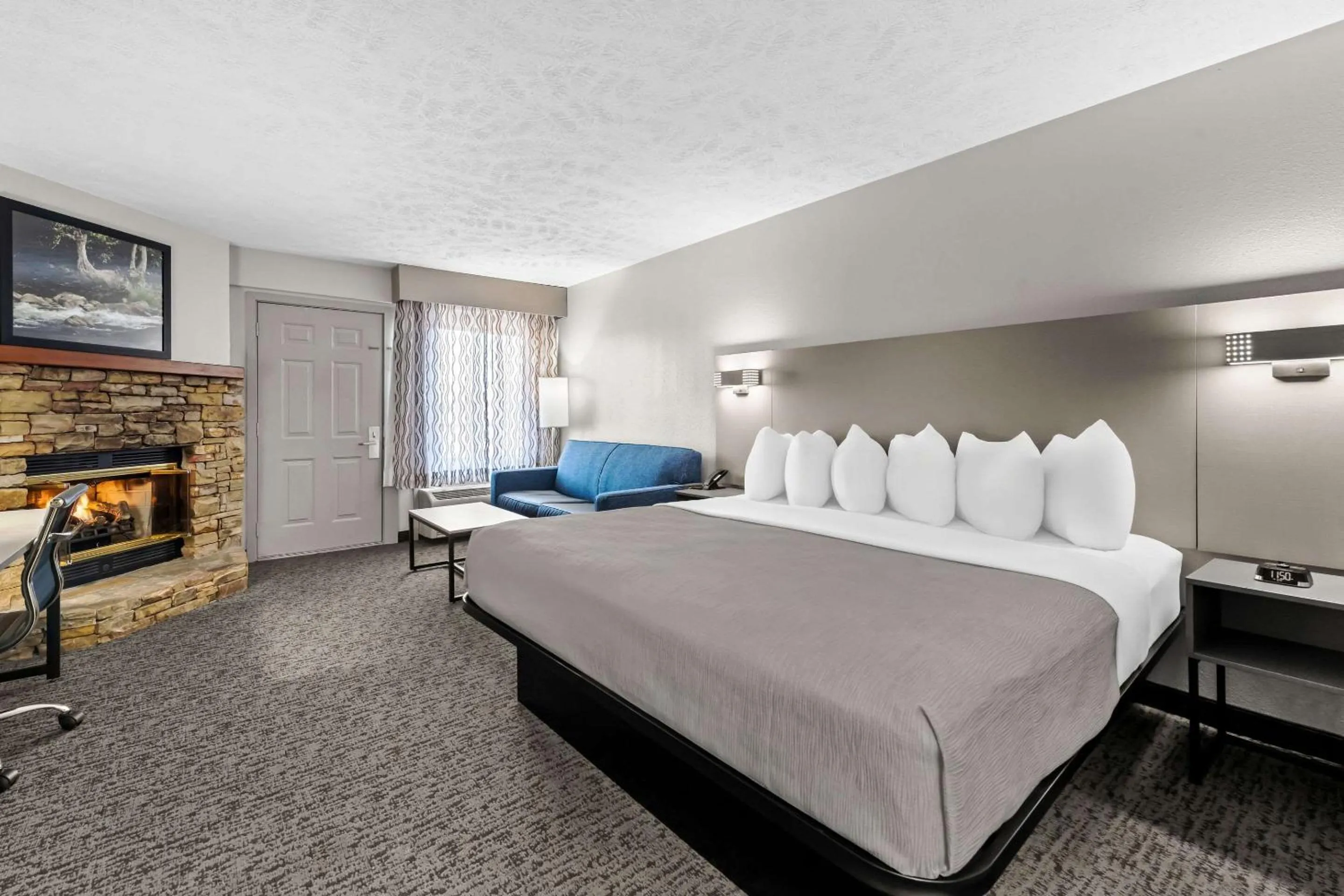 Bedroom, Bed in Quality Inn & Suites at Dollywood Lane