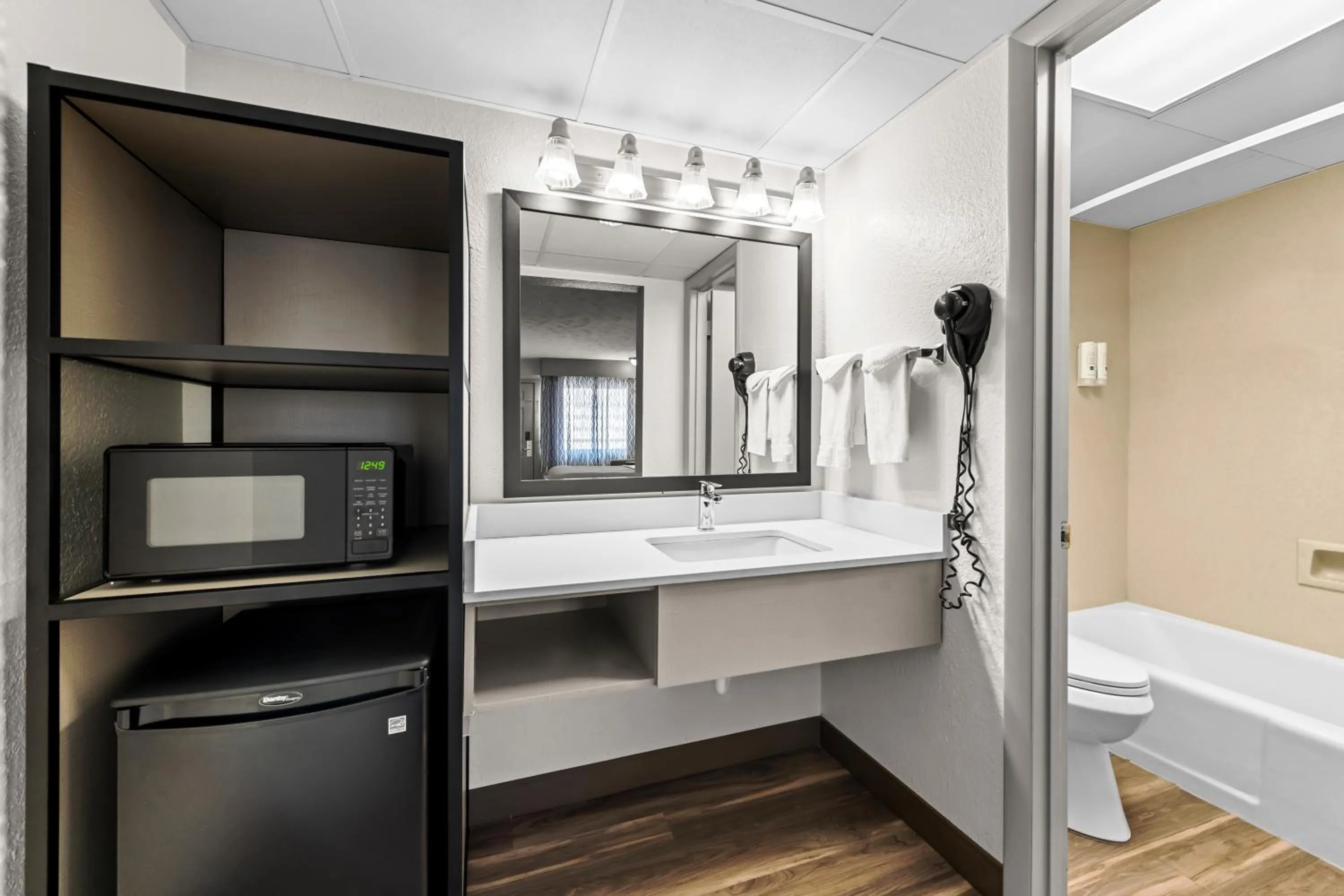 Shower, Bed in Quality Inn & Suites at Dollywood Lane