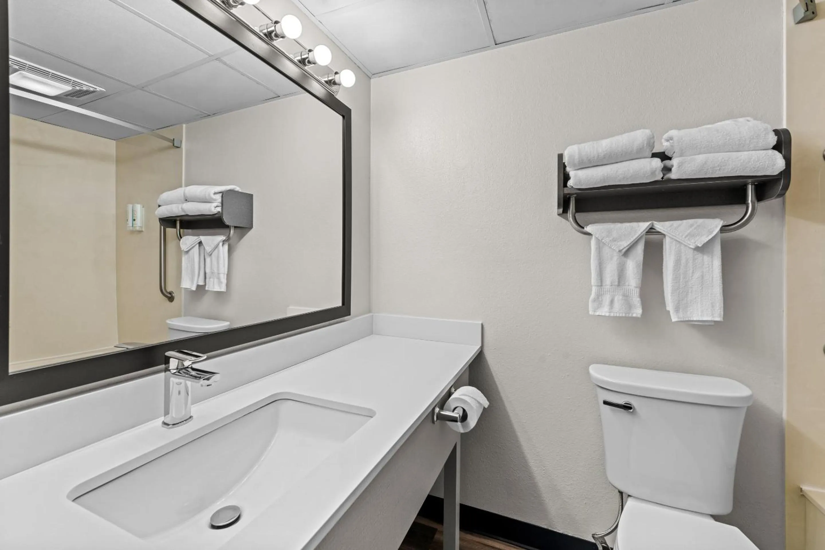 Bathroom in Quality Inn & Suites at Dollywood Lane