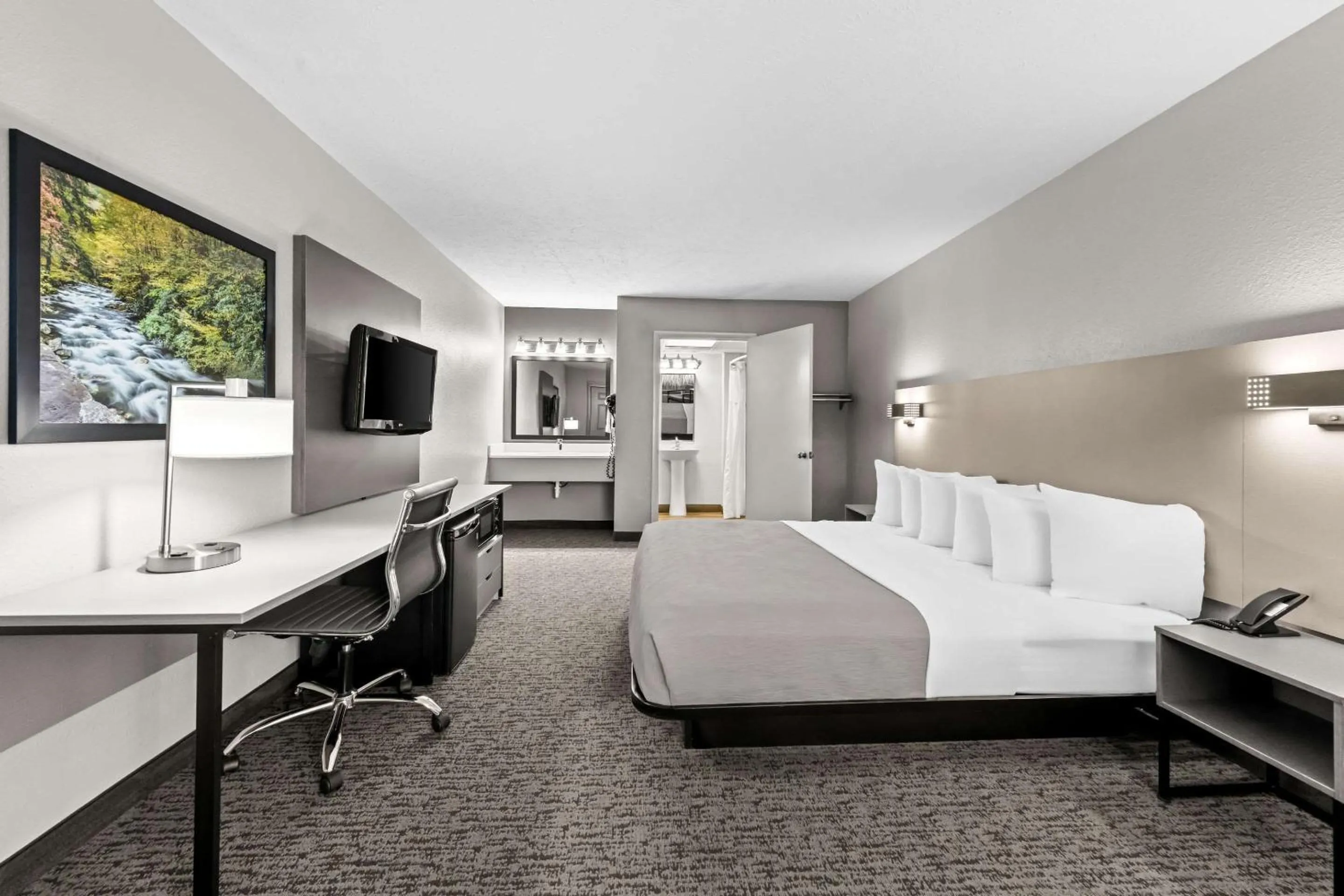 Bedroom, Bed in Quality Inn & Suites at Dollywood Lane