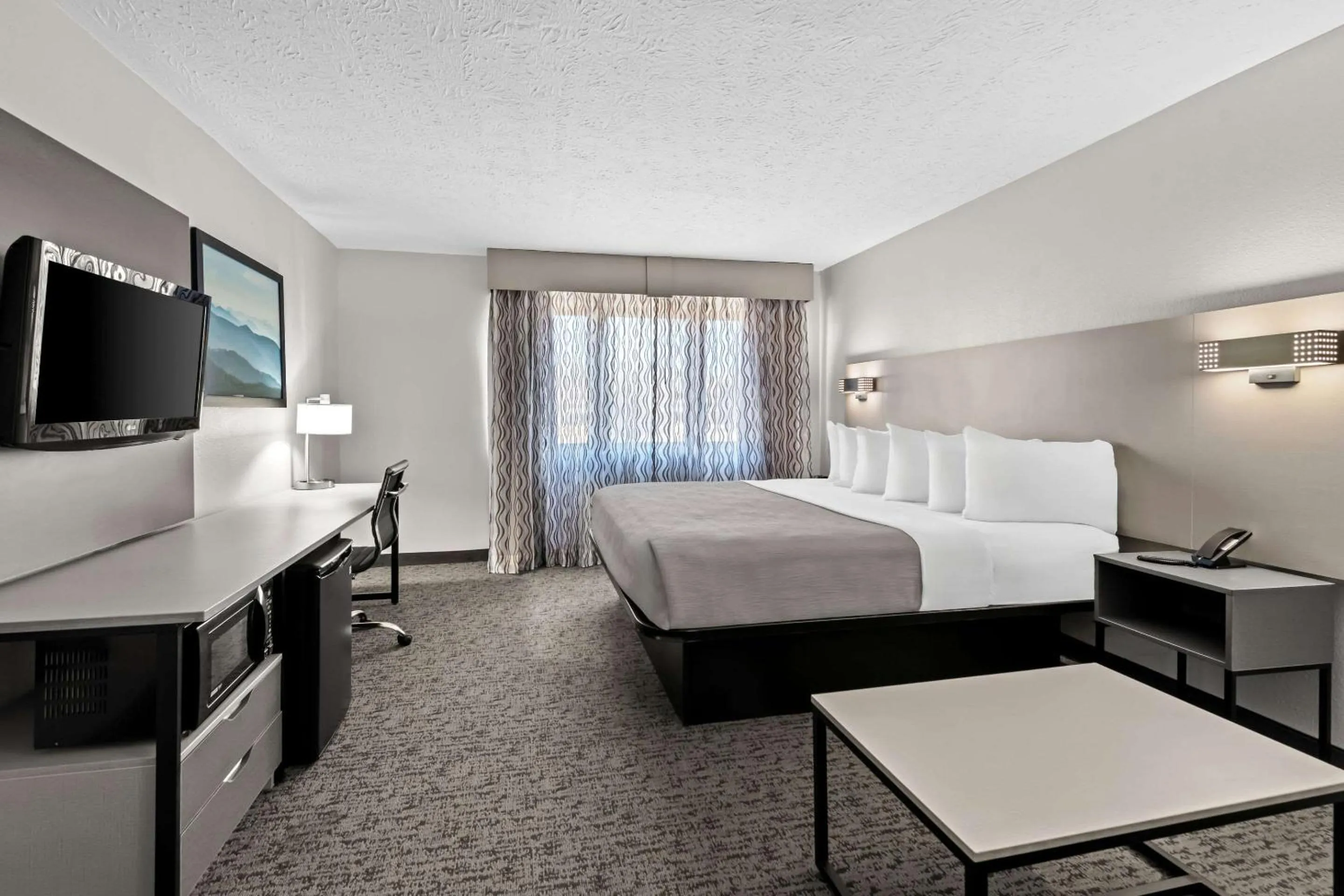 Bedroom, Bed in Quality Inn & Suites at Dollywood Lane