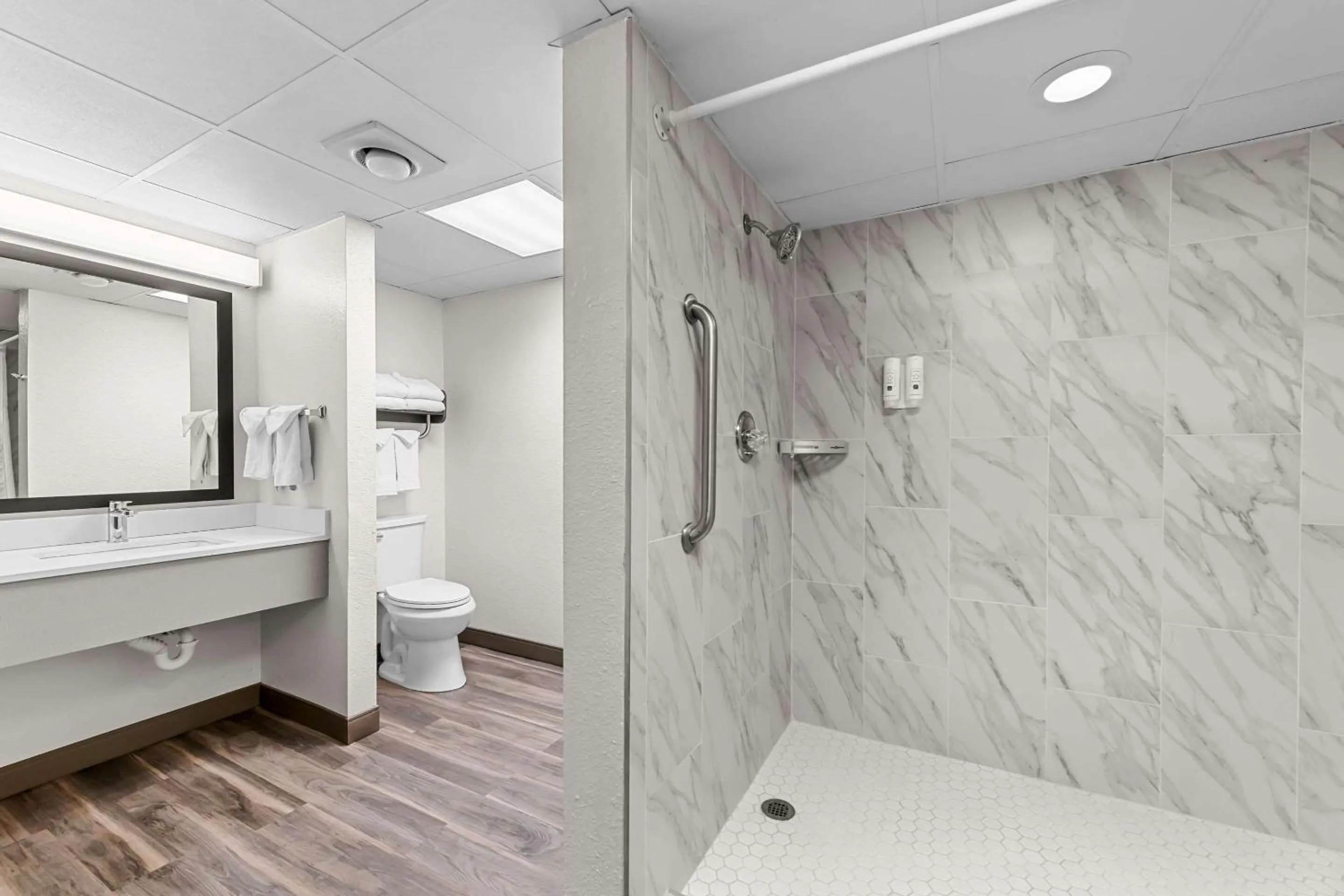 Bedroom in Quality Inn & Suites at Dollywood Lane