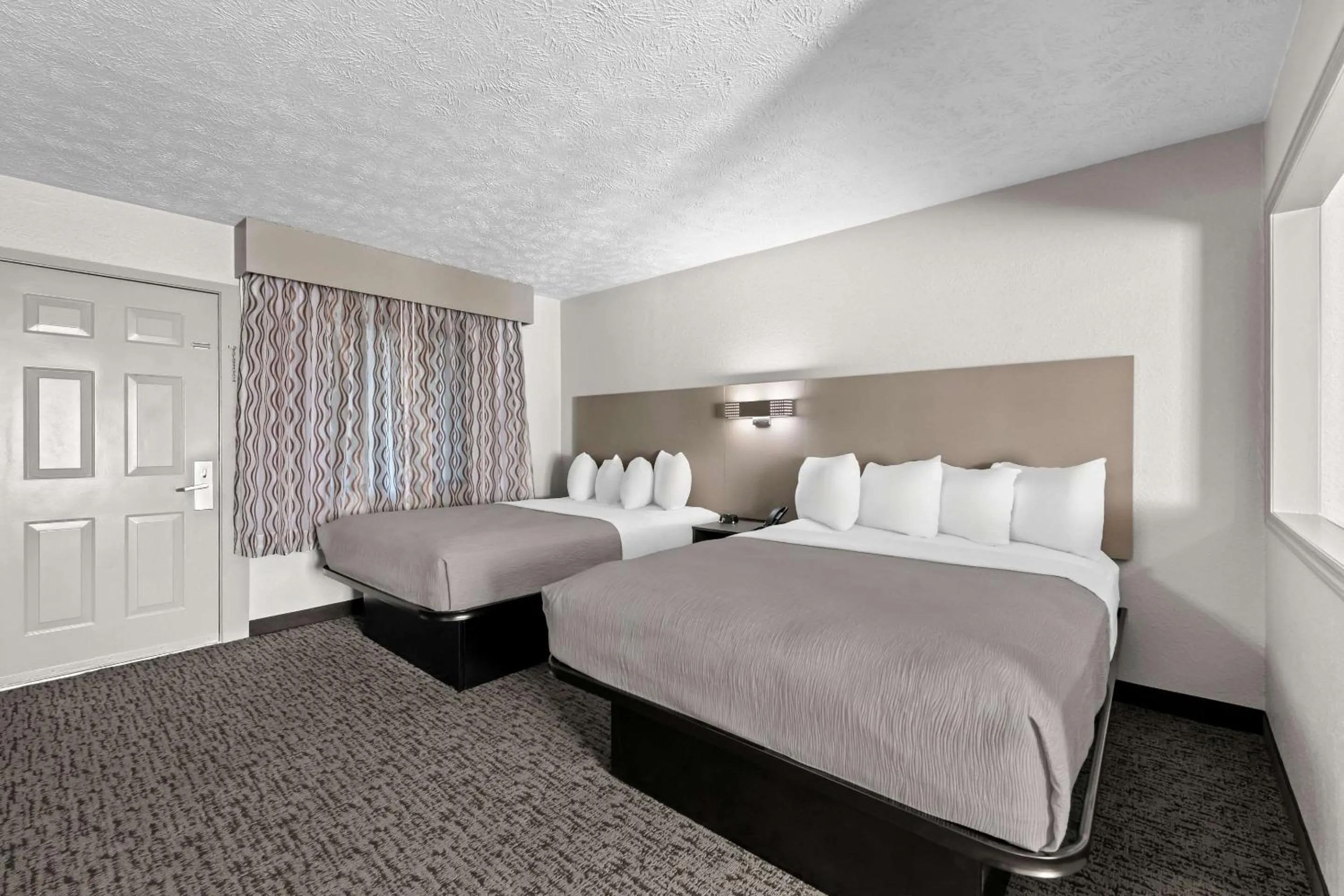 Bedroom, Bed in Quality Inn & Suites at Dollywood Lane