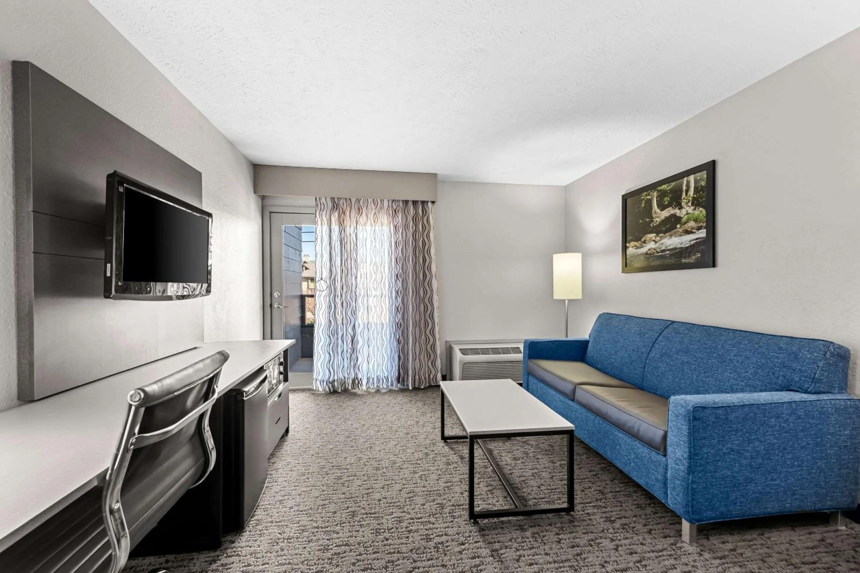 Bedroom in Quality Inn & Suites at Dollywood Lane