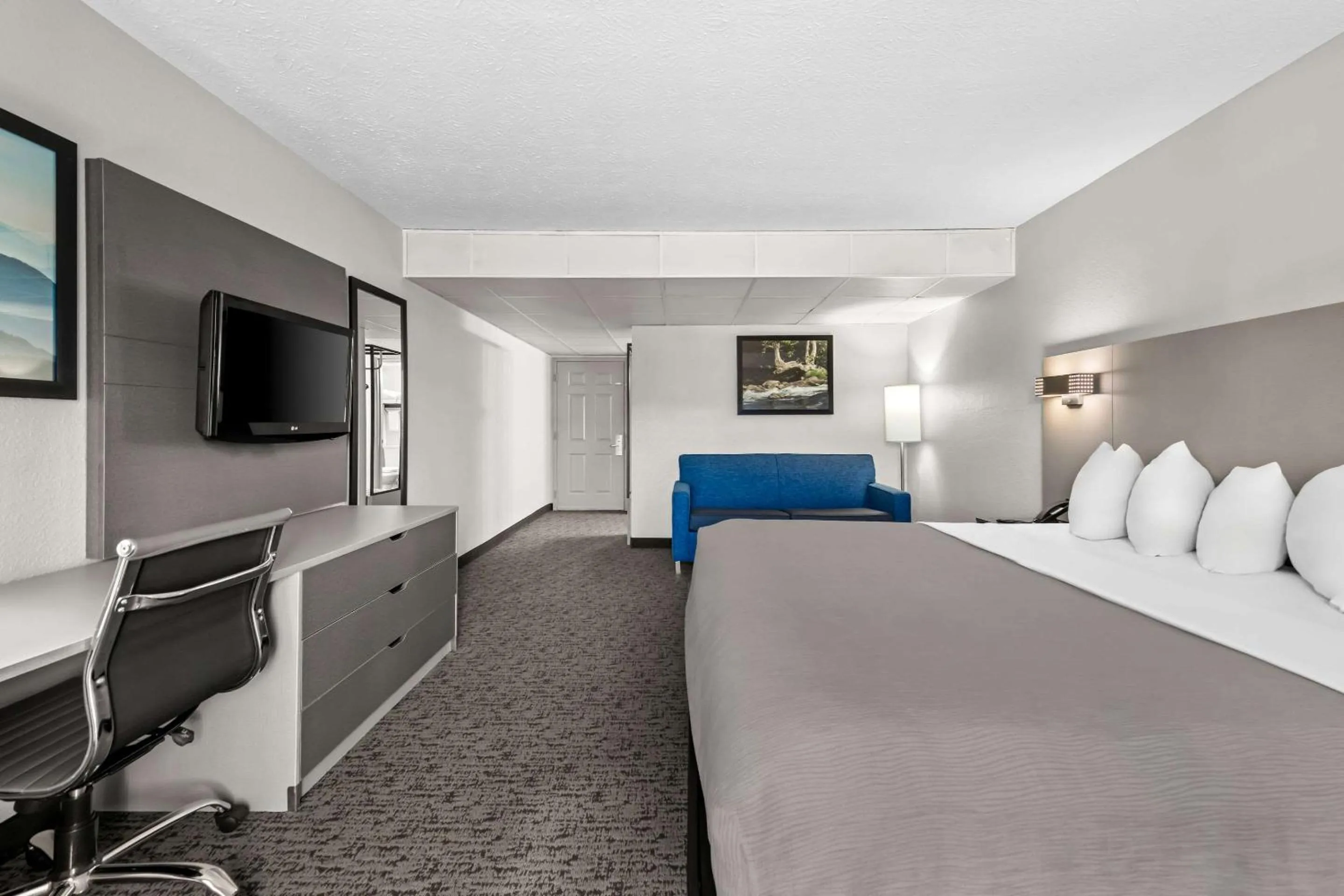 Bedroom, Bed in Quality Inn & Suites at Dollywood Lane