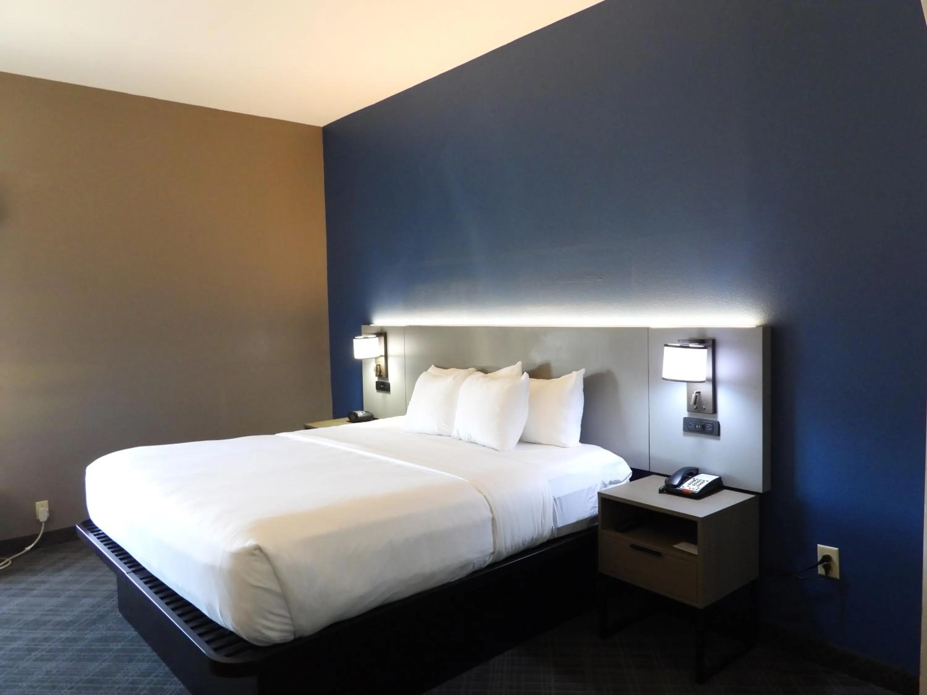 Photo of the whole room, Bed in Comfort Suites Crossville