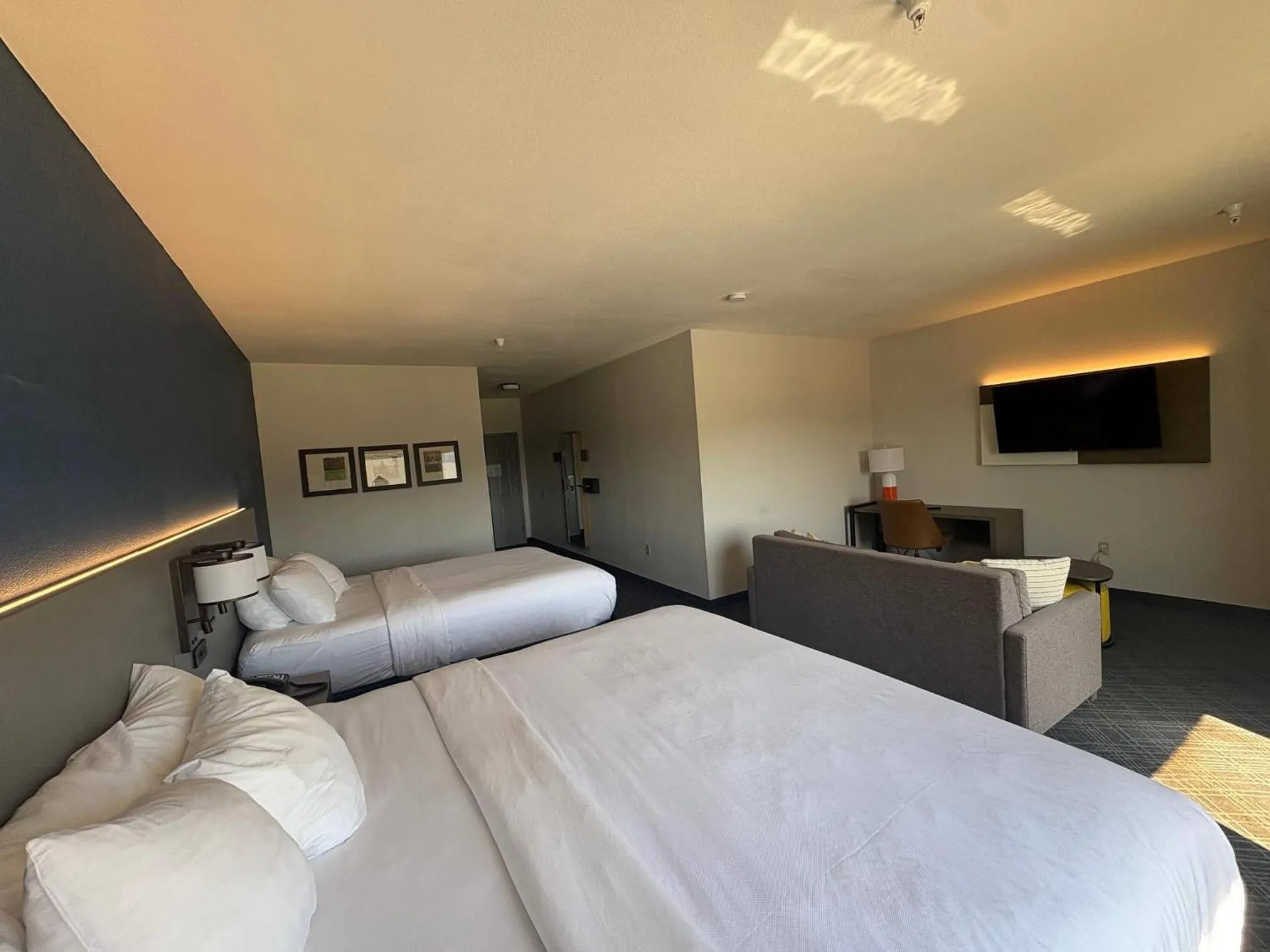 Bedroom, Bed in Comfort Suites Crossville