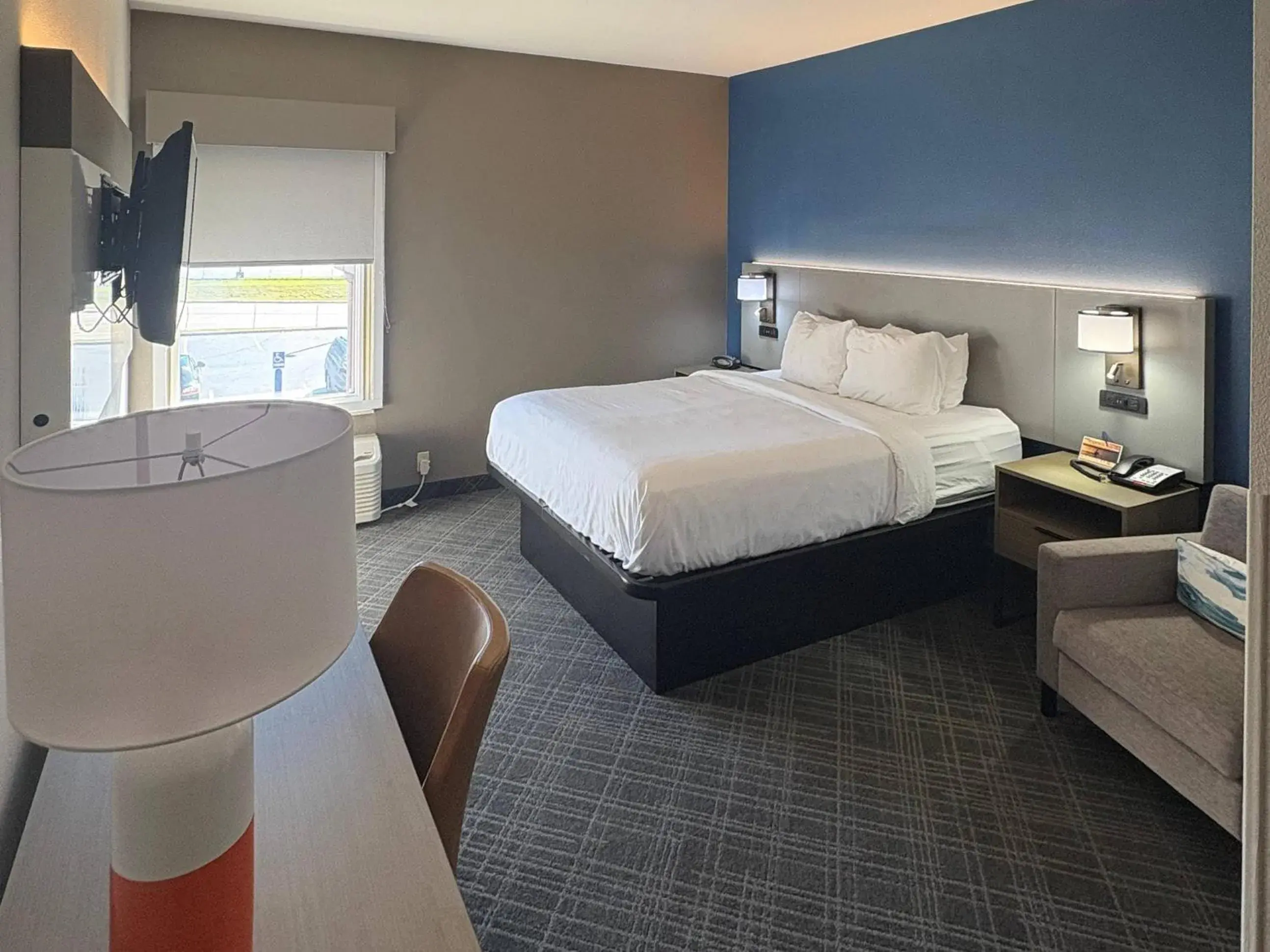 Superior Efficiency King Room - Accessible/Non-Smoking in Comfort Suites Crossville Superior Efficiency King Room - Accessible/Non-Smoking in Comfort Suites Crossville