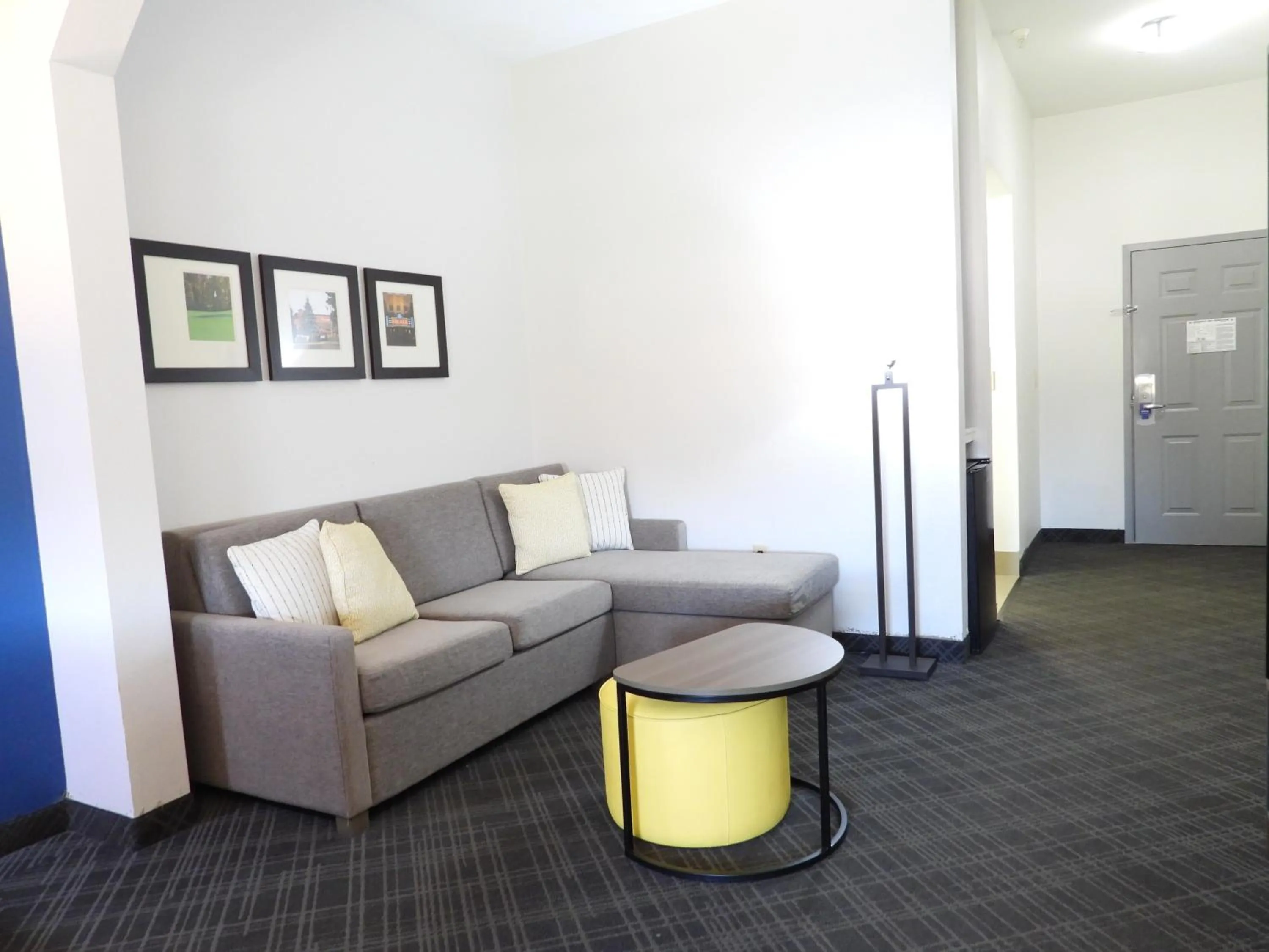 Living room in Comfort Suites Crossville