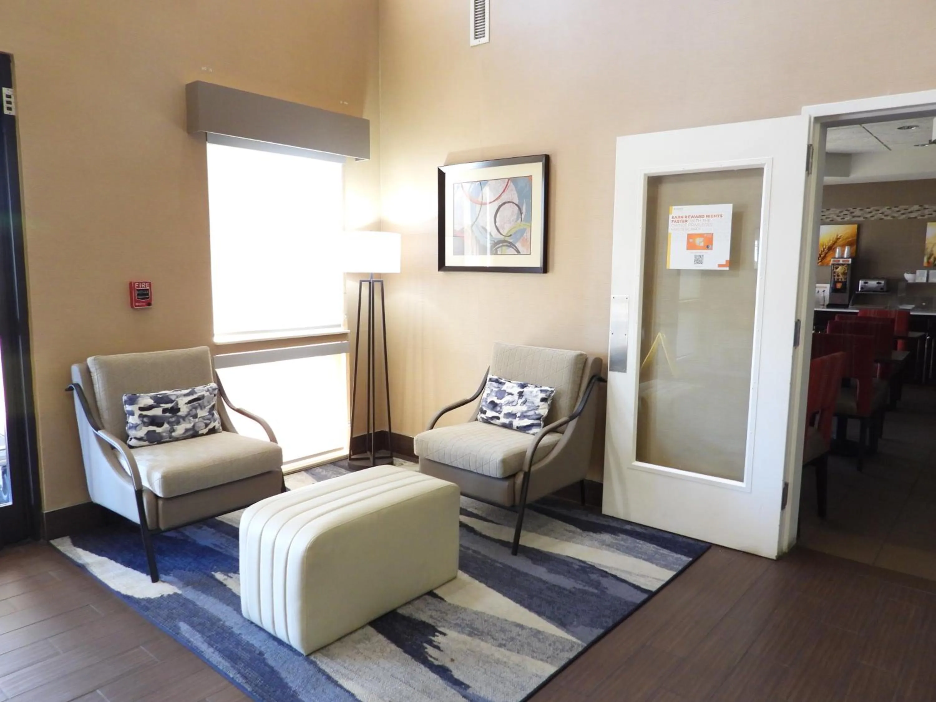 Seating area, Bed in Comfort Suites Crossville