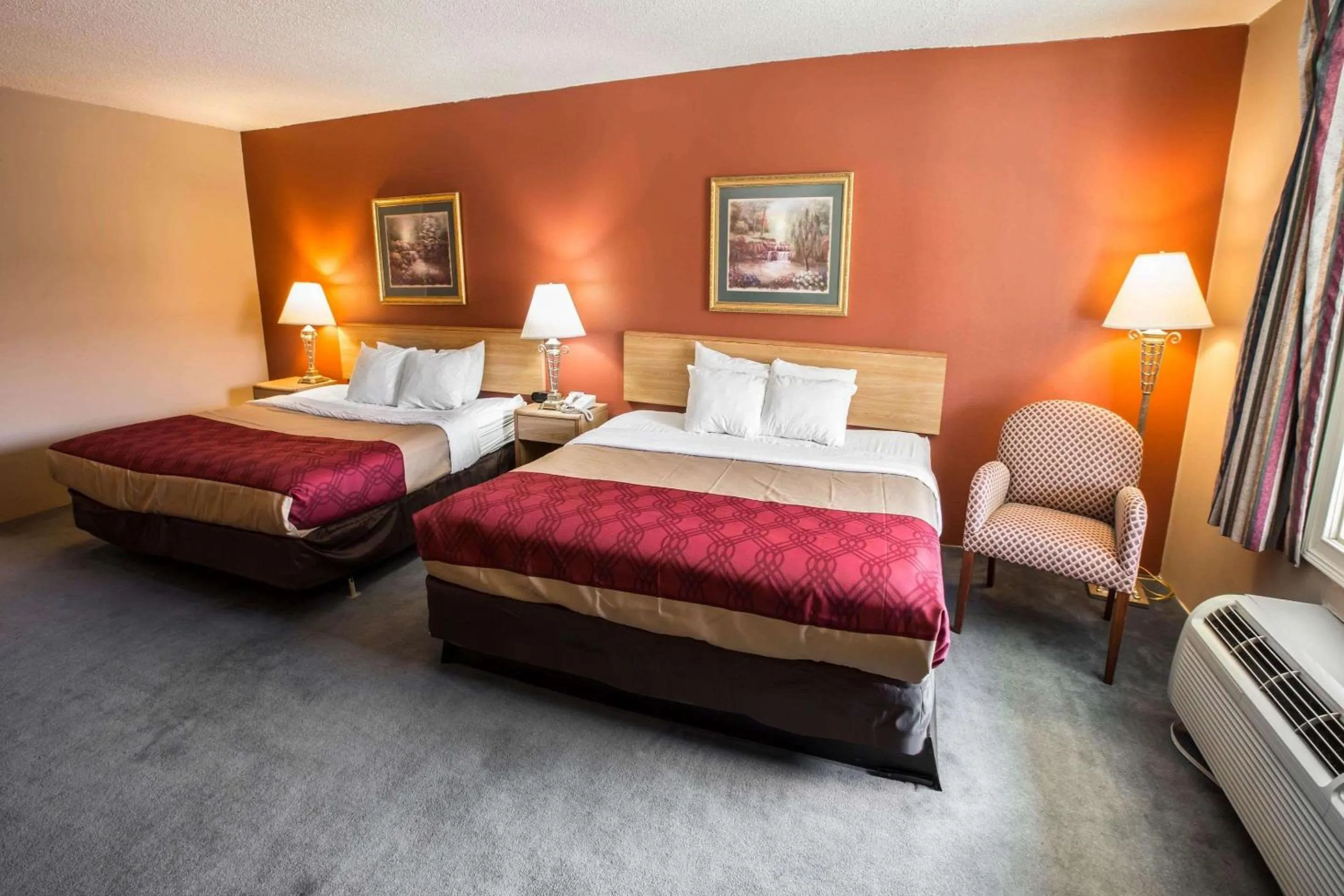 Photo of the whole room, Bed in Greeneville Inn And Suites