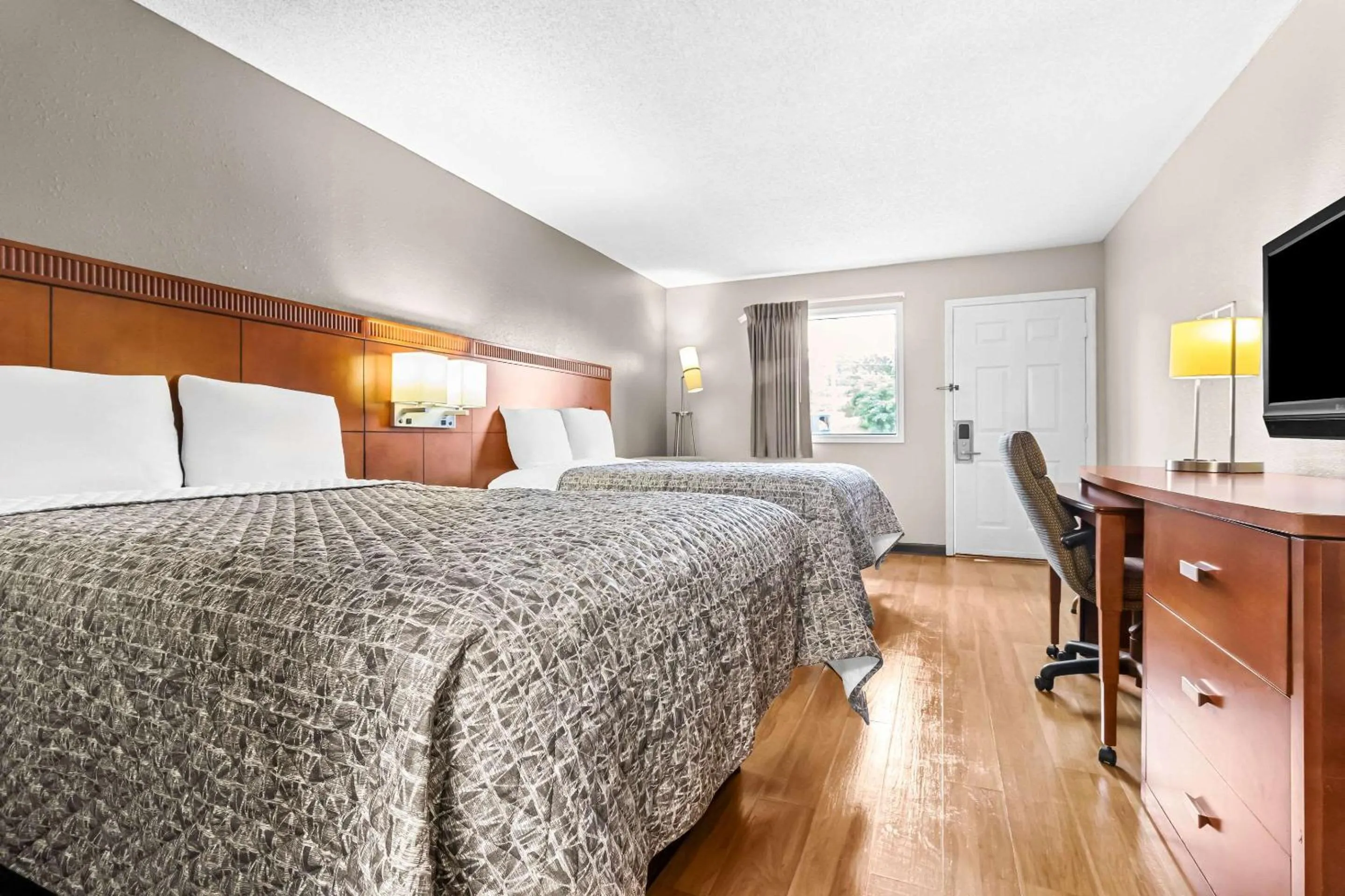 Bedroom, Bed in Rodeway Inn Lexington West