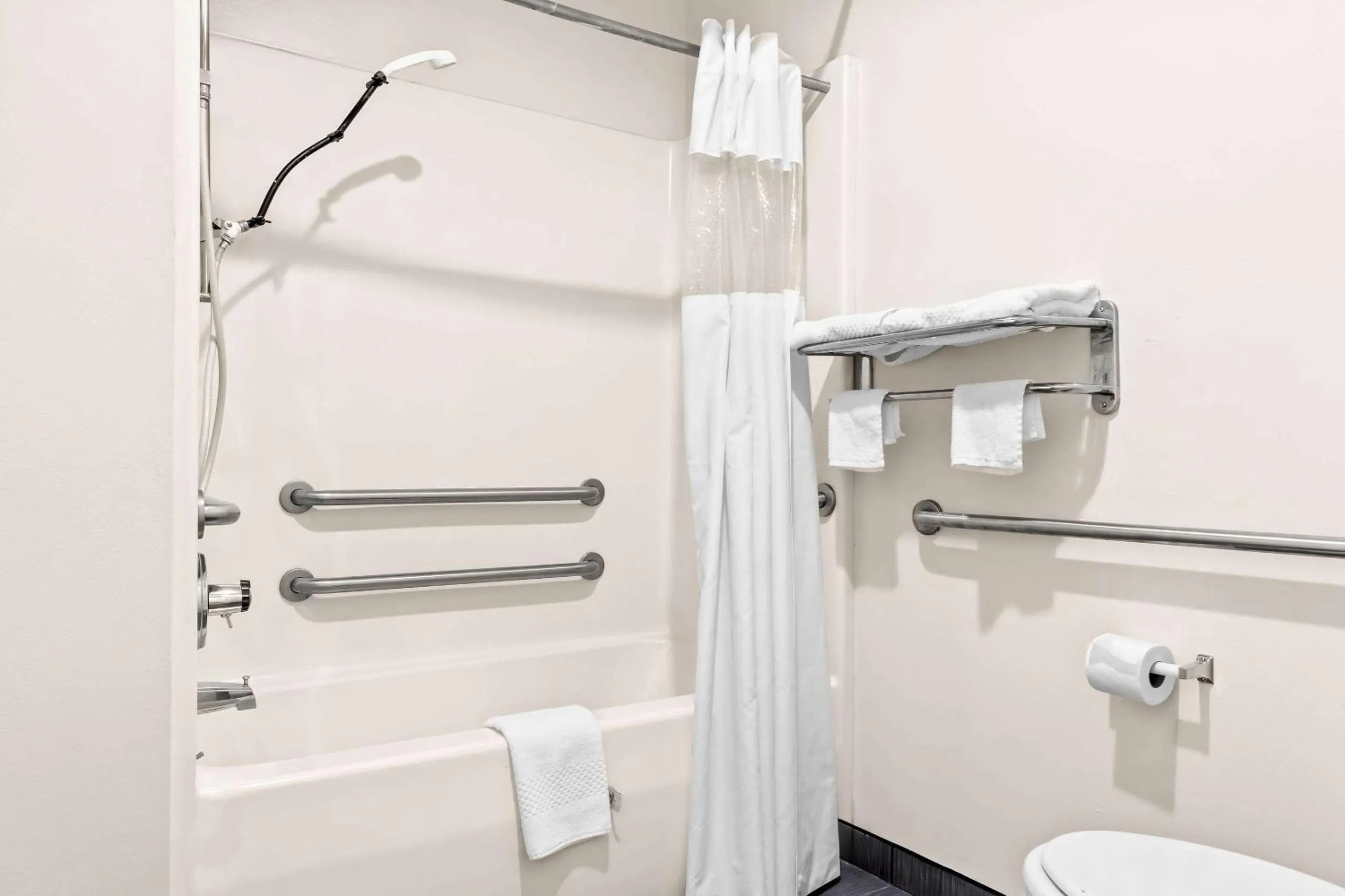 Bedroom in Rodeway Inn Lexington West