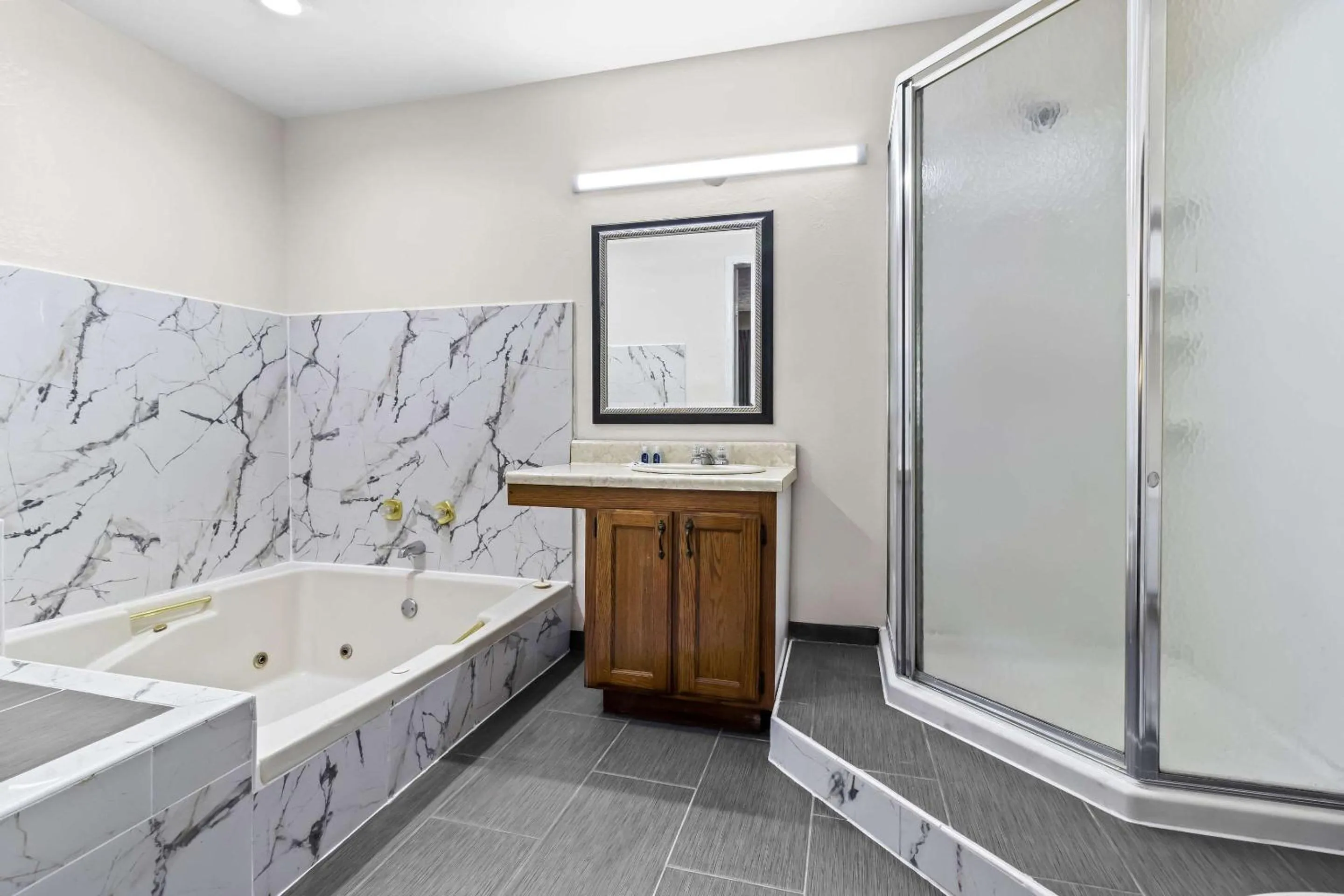 Bedroom in Rodeway Inn Lexington West